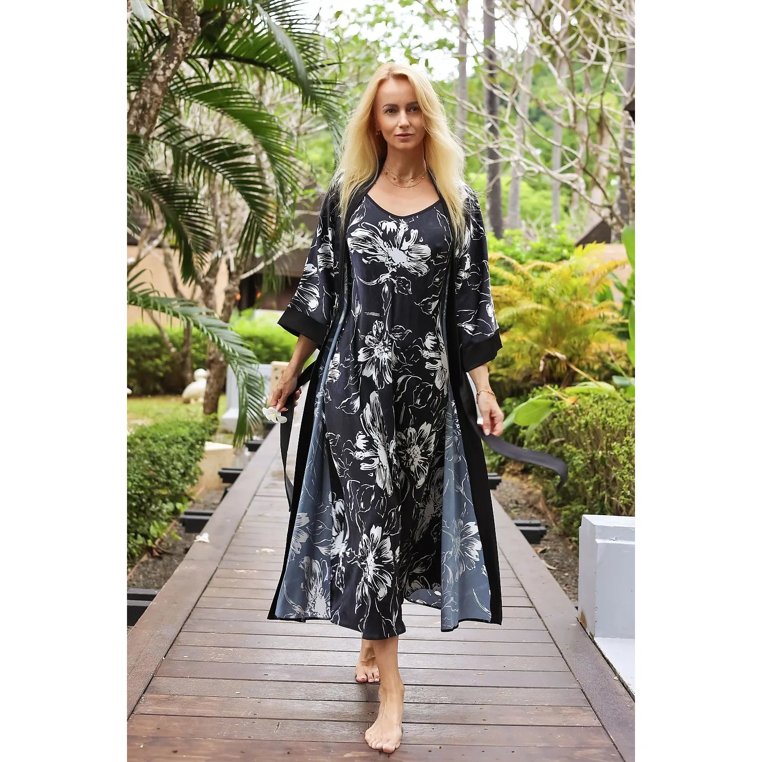 Chemise de nuit Elba en satin soyeux, motif exotique, élégante et longue, idéale avec la jupe Sicile assortie.