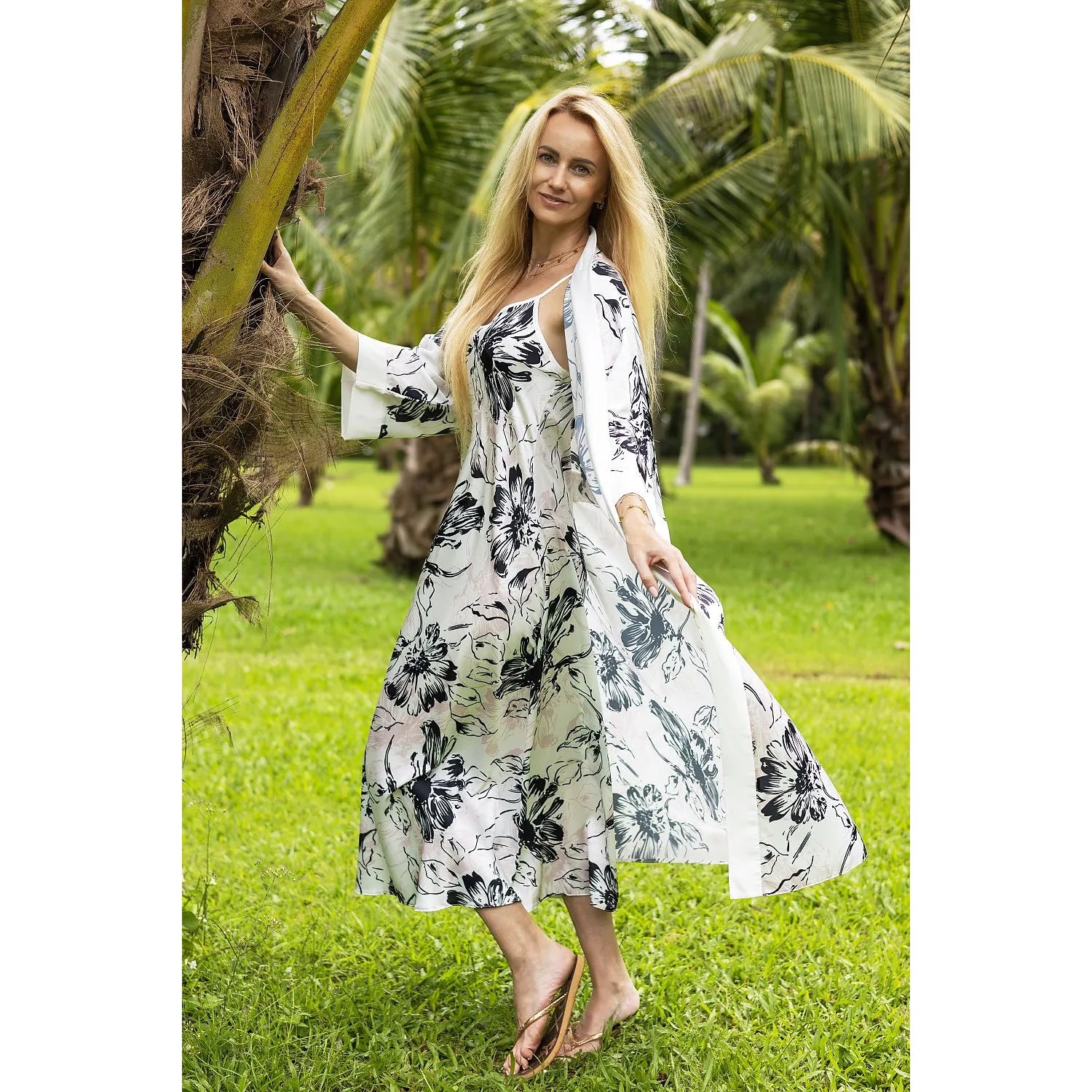 Nuisette Elba longue en satin soyeux avec motif exotique, élégante et raffinée, idéale pour une ambiance paradisiaque.