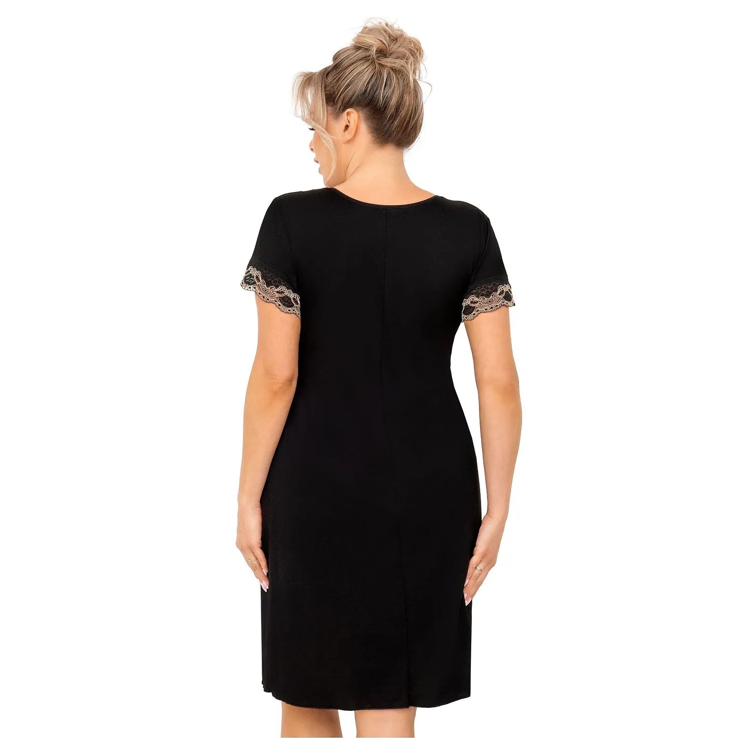 Chemise de nuit noire grande taille avec manches courtes en dentelle, décolleté en V, coupe ample et confortable.