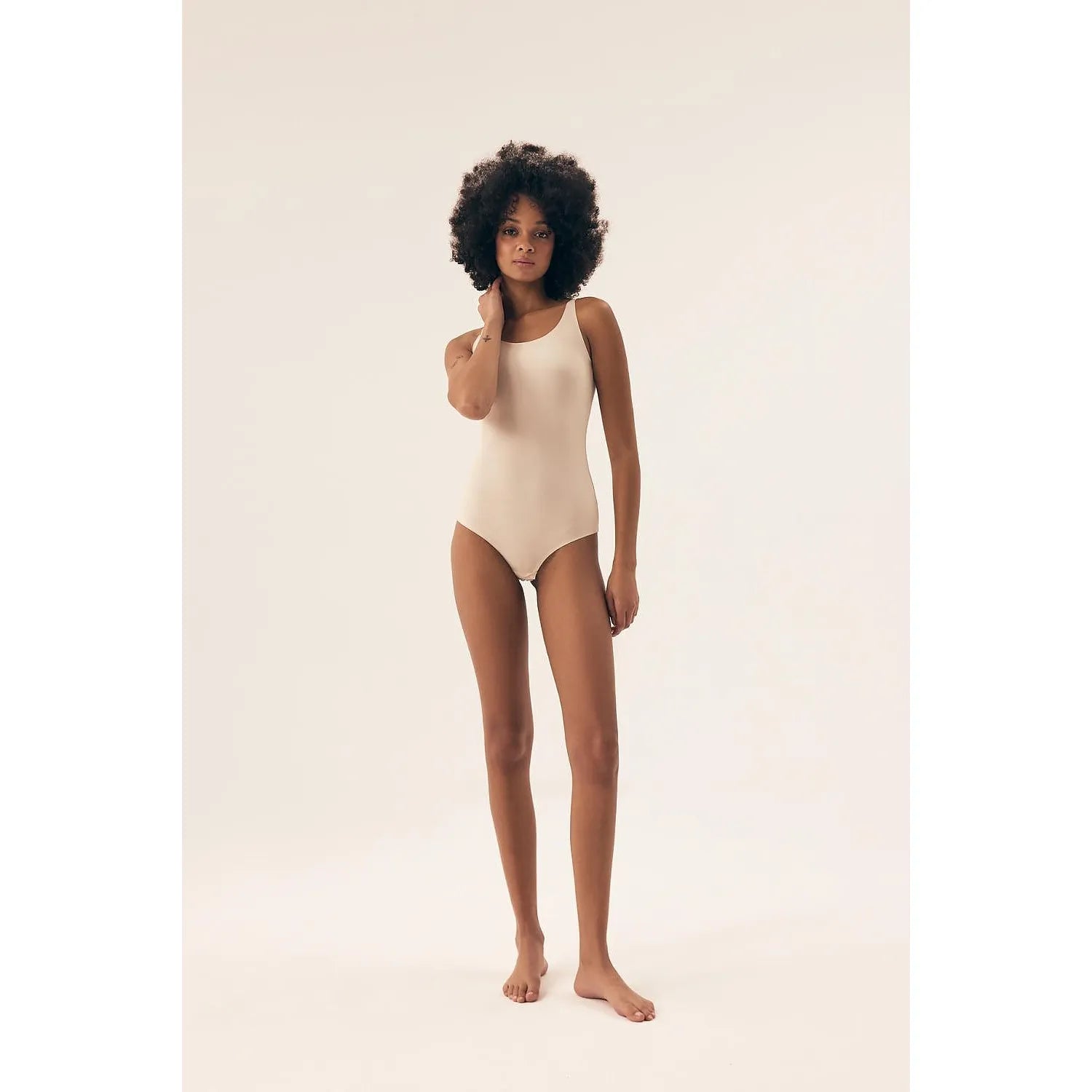 Body beige minimaliste Henderson 209626, coupe ajustée, tissu lisse, bords laser invisibles sous vêtements.