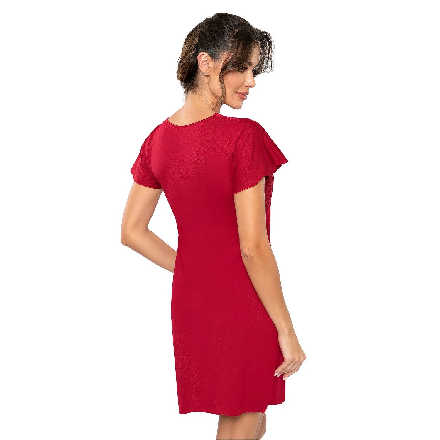 Chemise de nuit rouge en viscose, manches courtes, décolleté en V avec dentelle, broderie délicate, coupe ample.