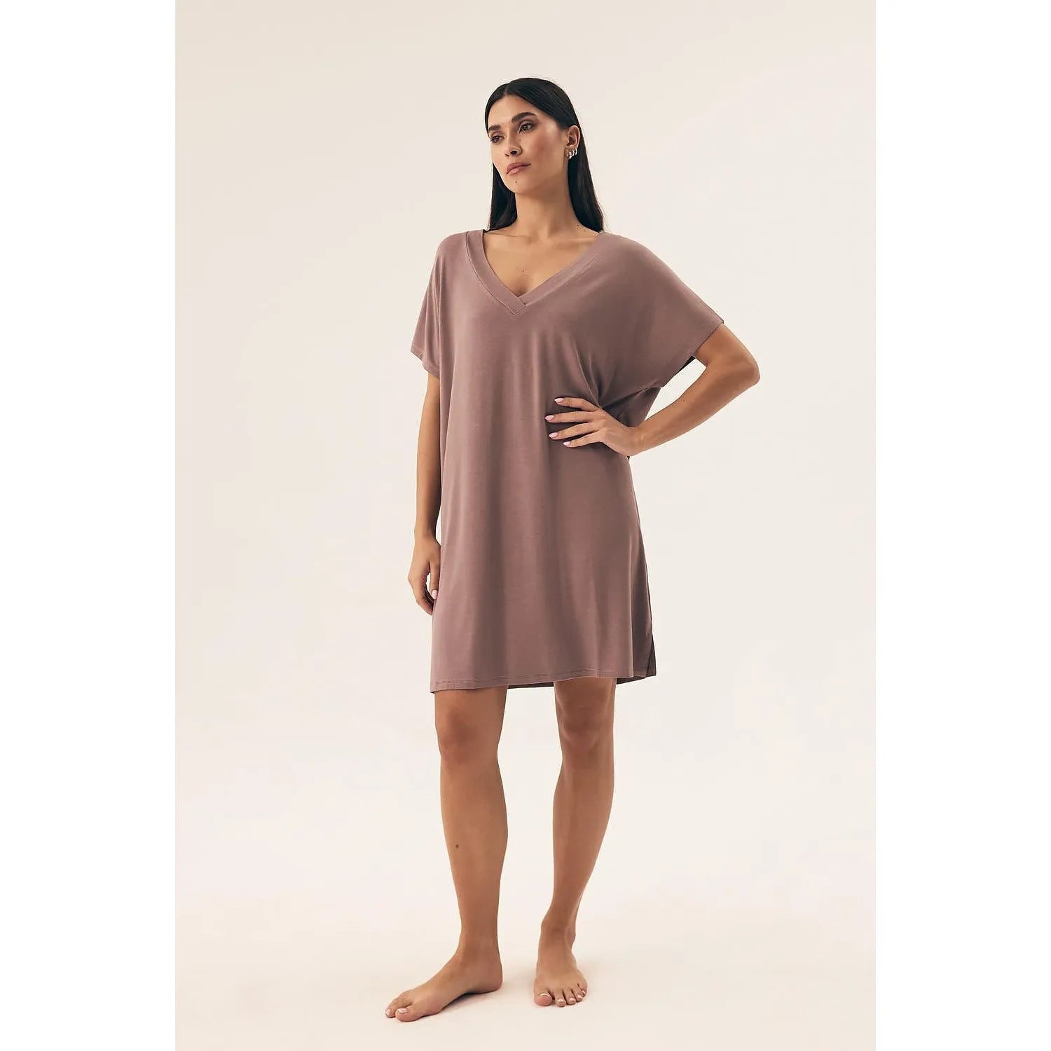 Chemise de nuit rose en viscose, coupe ample, manches courtes, décolleté en V, longueur au-dessus du genou, modèle Henderson.