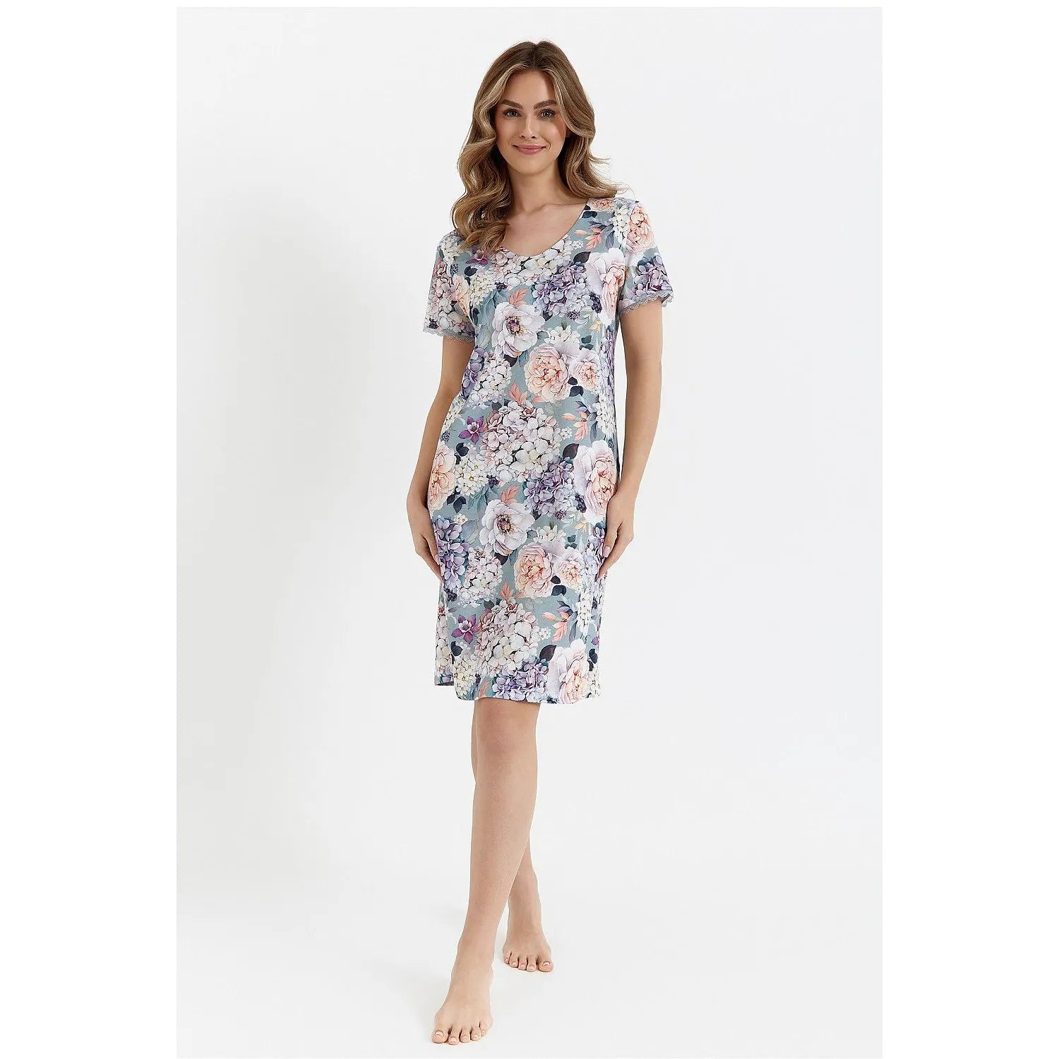 Chemise de nuit femme imprimée fleurs, manches courtes dentelle, décolleté en pointe, coupe ample jusqu'au genou.