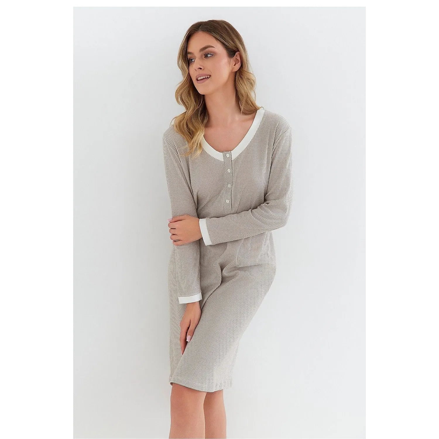 Chemise de nuit grise à manches longues, boutons sur le devant, encolure liserée, coupe ample, tissu doux et imprimé délicat.