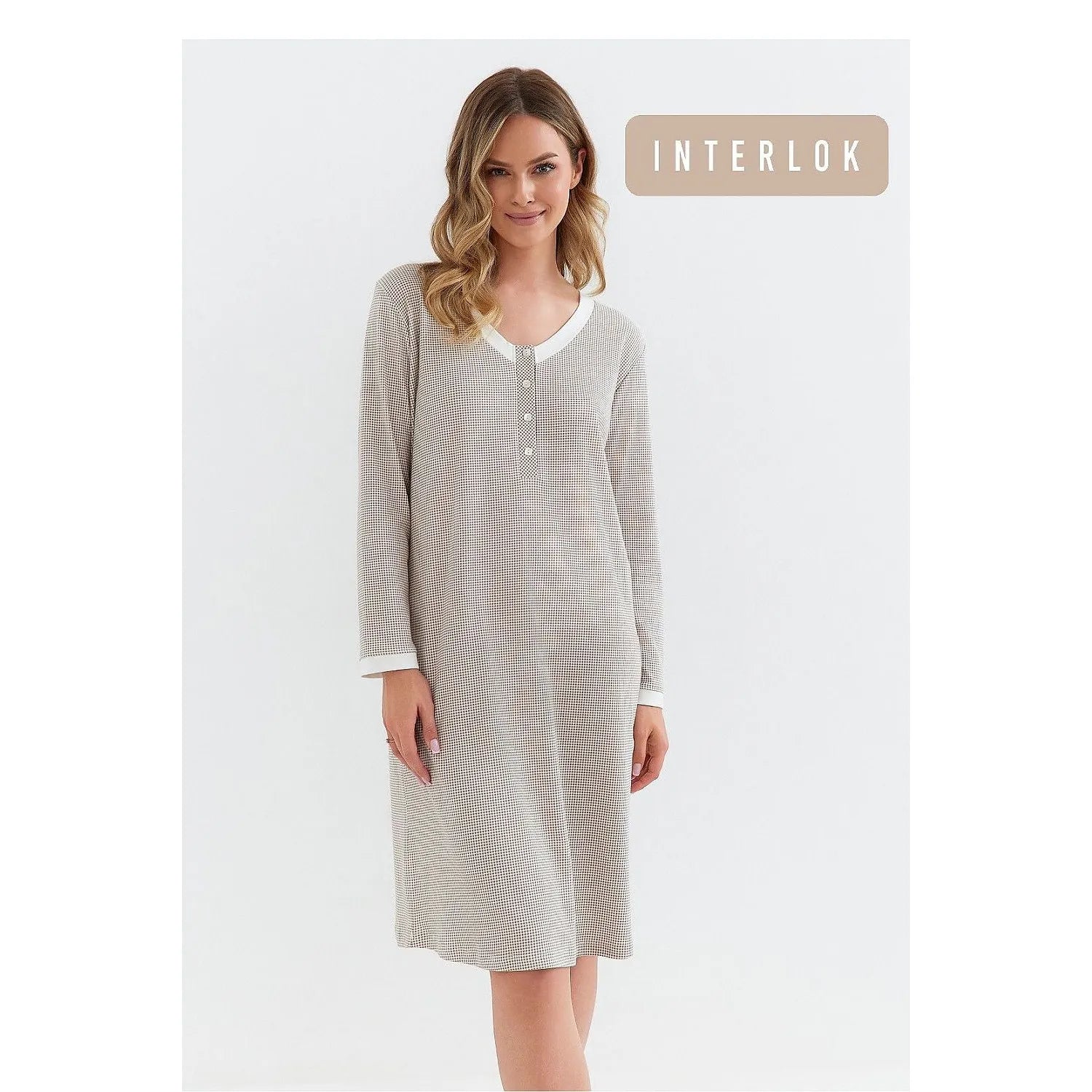 Chemise de nuit grise à manches longues, boutons sur le devant, encolure avec liseré blanc, tissu interlock doux.