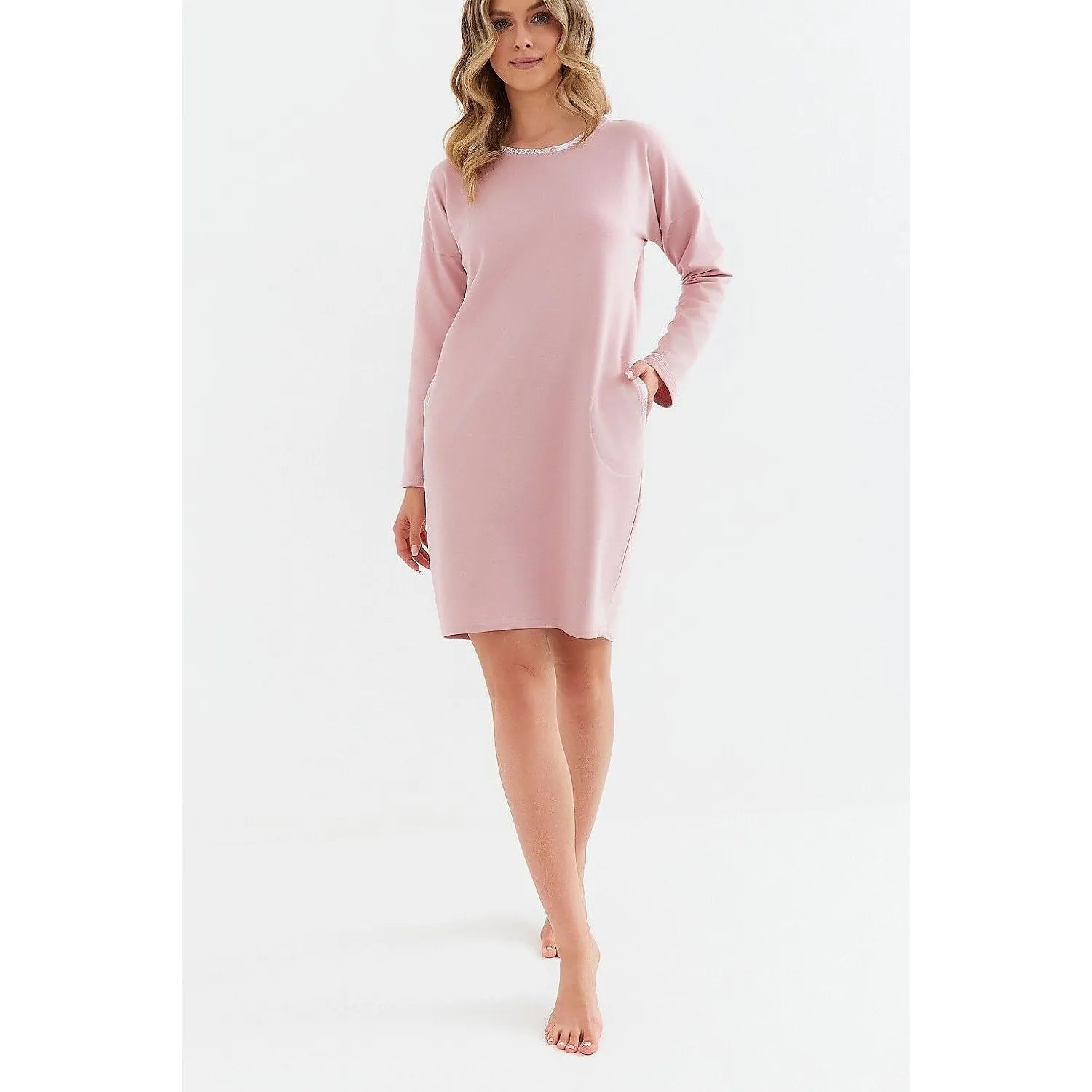 Chemise de nuit rose à manches longues, coupe ample, longueur genoux, encolure ronde, poches latérales, tissu doux.