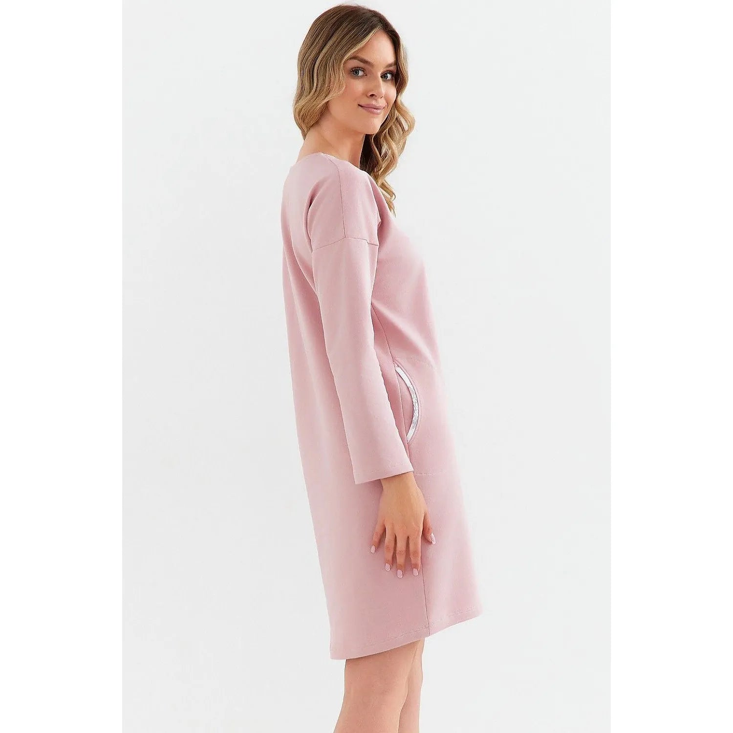 Chemise de nuit rose à manches longues, coupe ample, longueur genoux, encolure ronde, poches latérales, tissu doux.