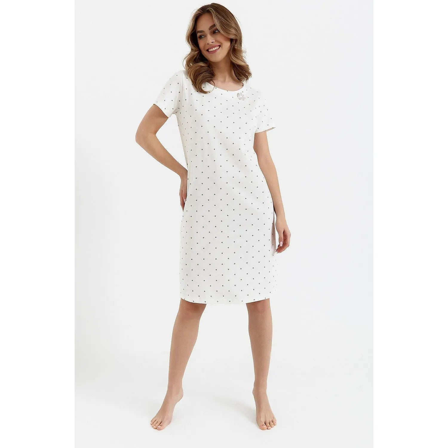 Chemise de nuit femme blanche à pois, manches courtes, col rond, coupe ample, longueur genou, tissu coton doux.