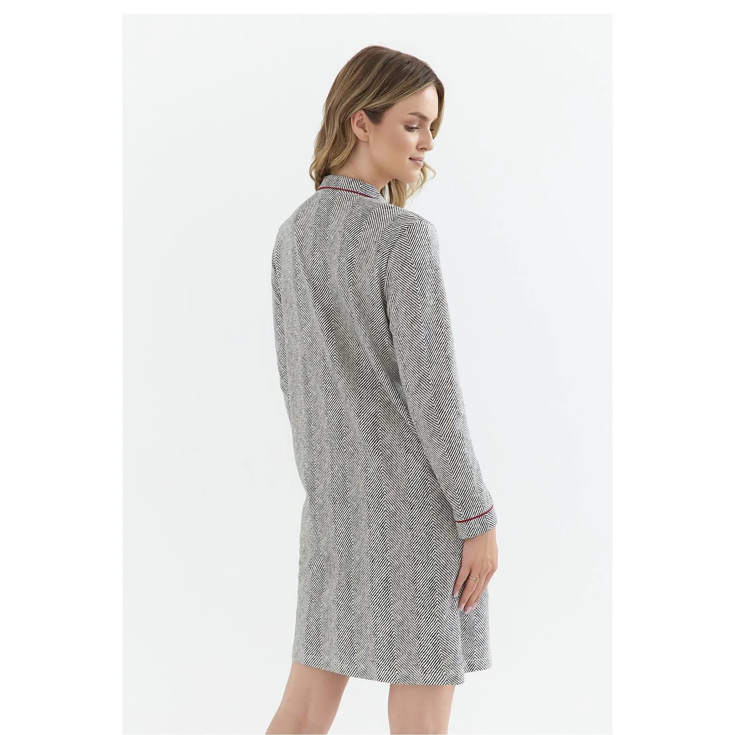 Chemise de nuit grise à motifs, col classique, manches longues, finitions piping élégantes, style chemise pour femmes.