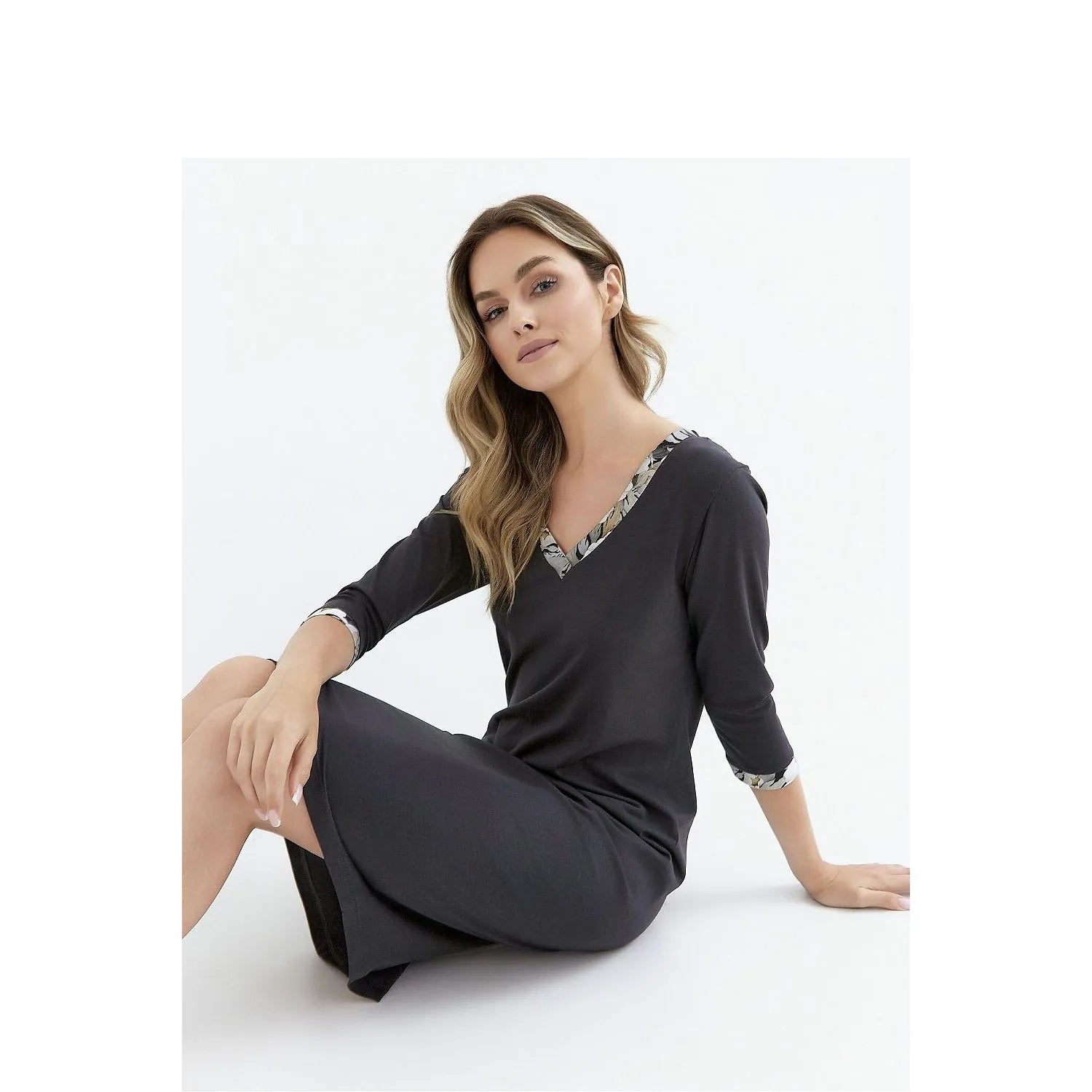 Chemise de nuit noire femme, manches 3/4, décolleté V dentelle, coupe ample, confort et élégance pour la détente.