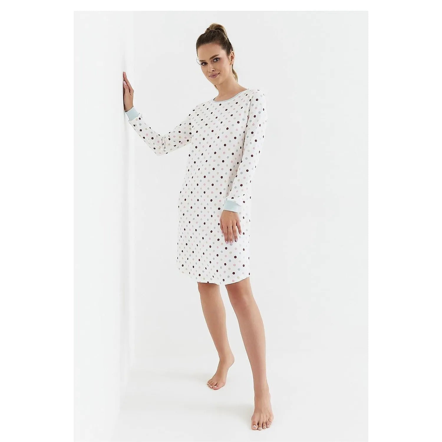 Chemise de nuit blanche à pois colorés, manches longues avec poignets côtelés, longueur genou, encolure arrondie.