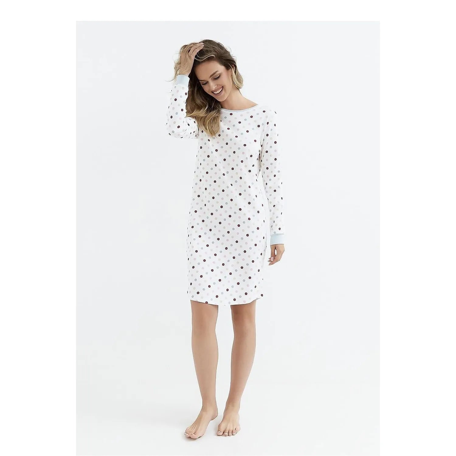 Chemise de nuit blanche à pois, manches longues, encolure arrondie, longueur genou, tissu coton doux et respirant.
