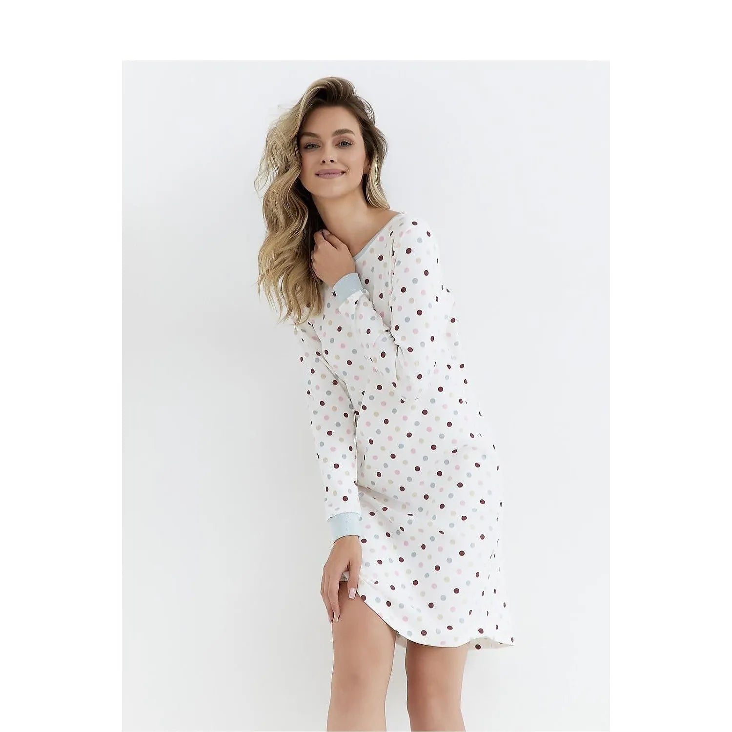 Chemise de nuit femme en coton blanc à imprimé pois, manches longues avec poignets côtelés, longueur genou.