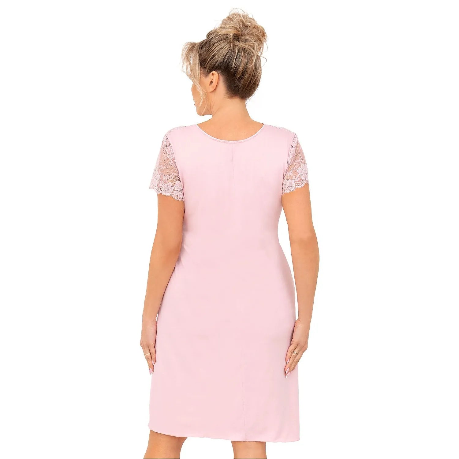 Chemise de nuit rose taille plus, dentelle délicate aux manches, décolleté en pointe, coupe ajustée et confortable.