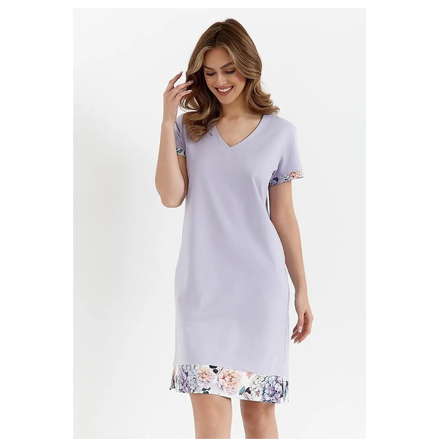 Chemise de nuit lilas avec décolleté en V, manches courtes, fentes latérales, finitions florales, modèle 213452 Cana.