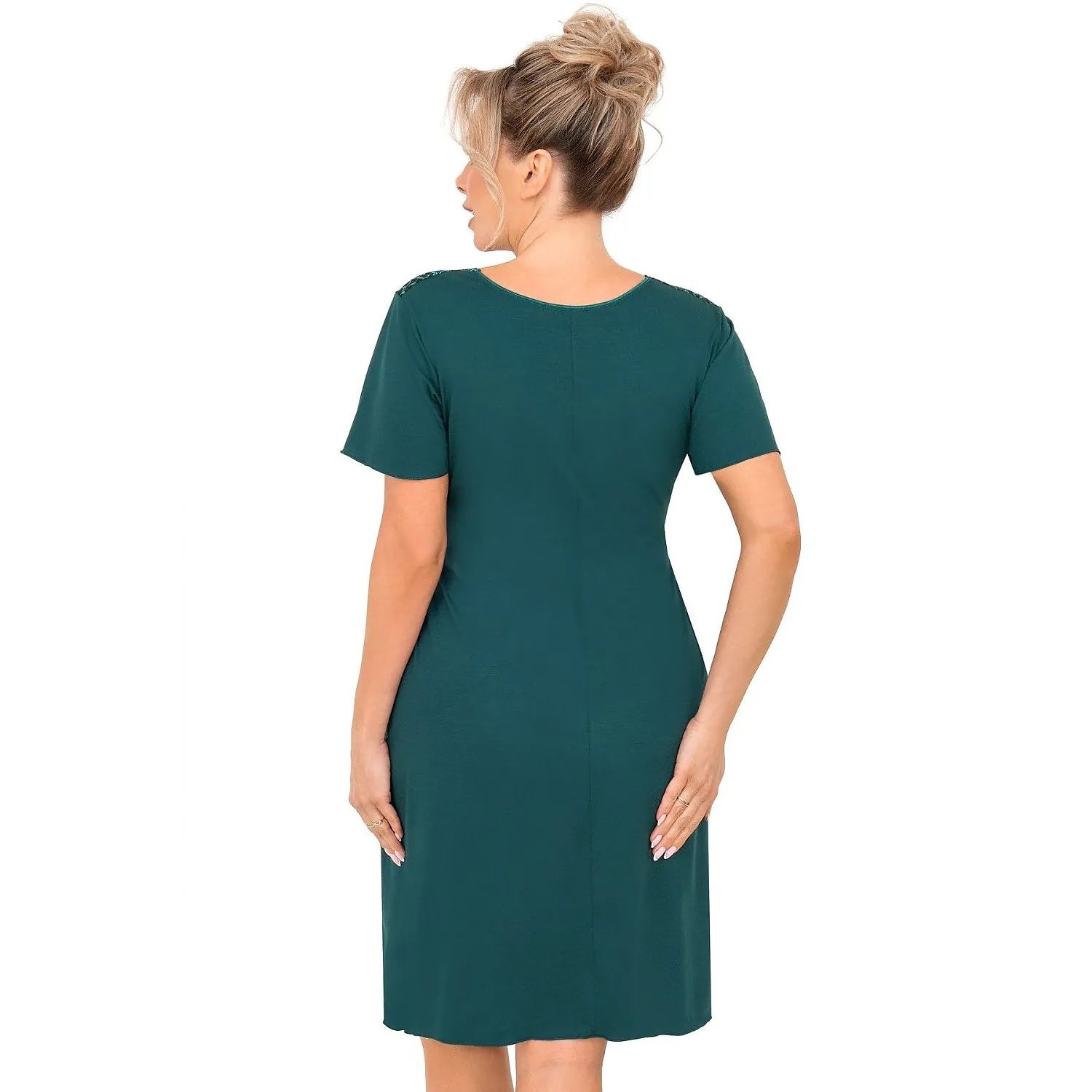 Chemise de nuit verte grande taille, manches courtes, décolleté en V, dentelle élégante, confort et style féminin.