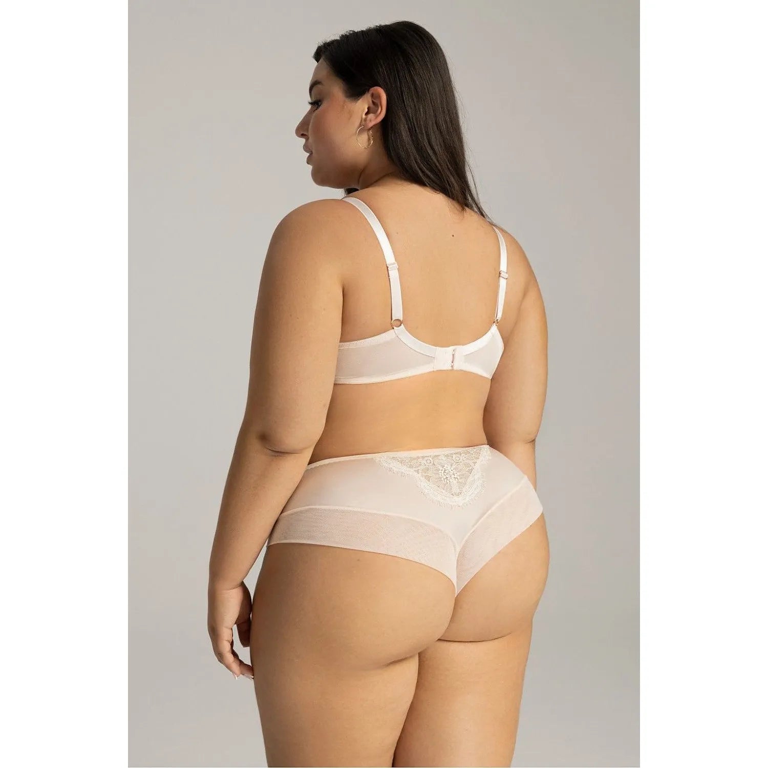 Culottes brésiliennes Ava en dentelle et tulle beige, ornées d'un nœud à la taille, élégantes et sensuelles.