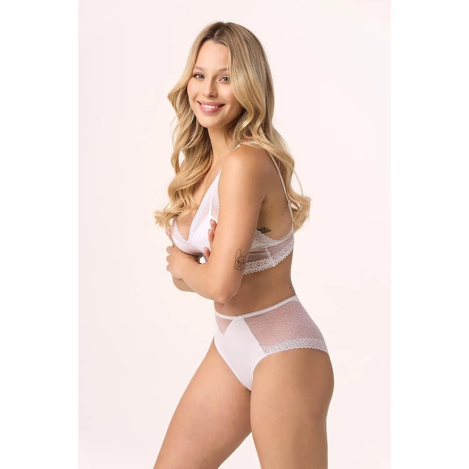 Culottes brésiliennes en dentelle transparente, coupe haute, coton 92%, élasthanne 8%, élégance et confort féminin.