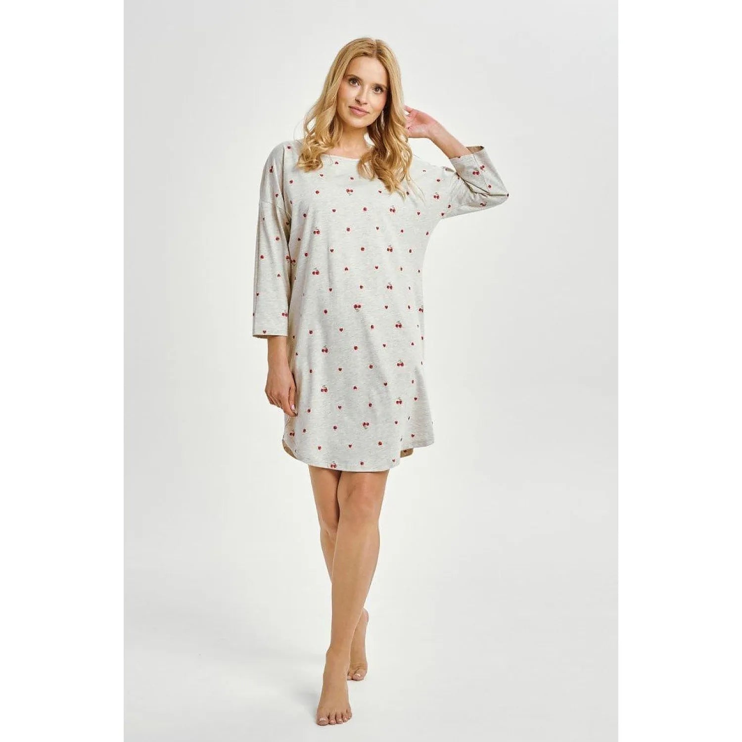 Chemise de nuit grise à motifs rouges, manches 7/8, coupe ample, bas semi-circulaire, idéale pour confort et détente.