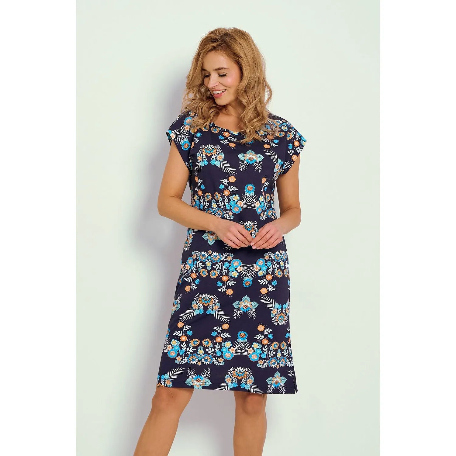 Chemise de nuit bleue à imprimé floral, manches courtes, décolleté arrondi, coupe ample, tissu doux, modèle Taro 216264.