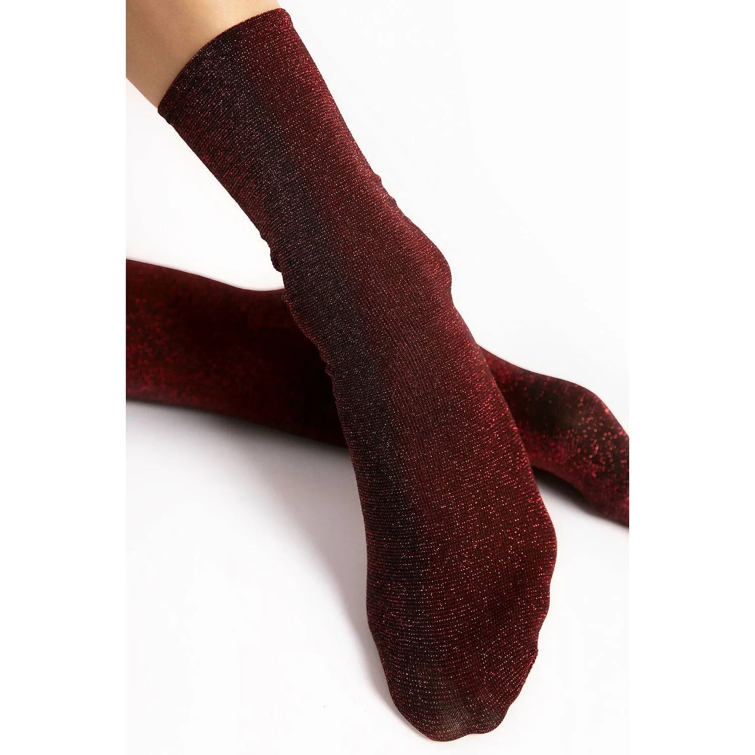 Chaussettes rouges élégantes avec éclat coloré, tricot 3D, élasthanne et lurex, ajustement parfait et bordure invisible.