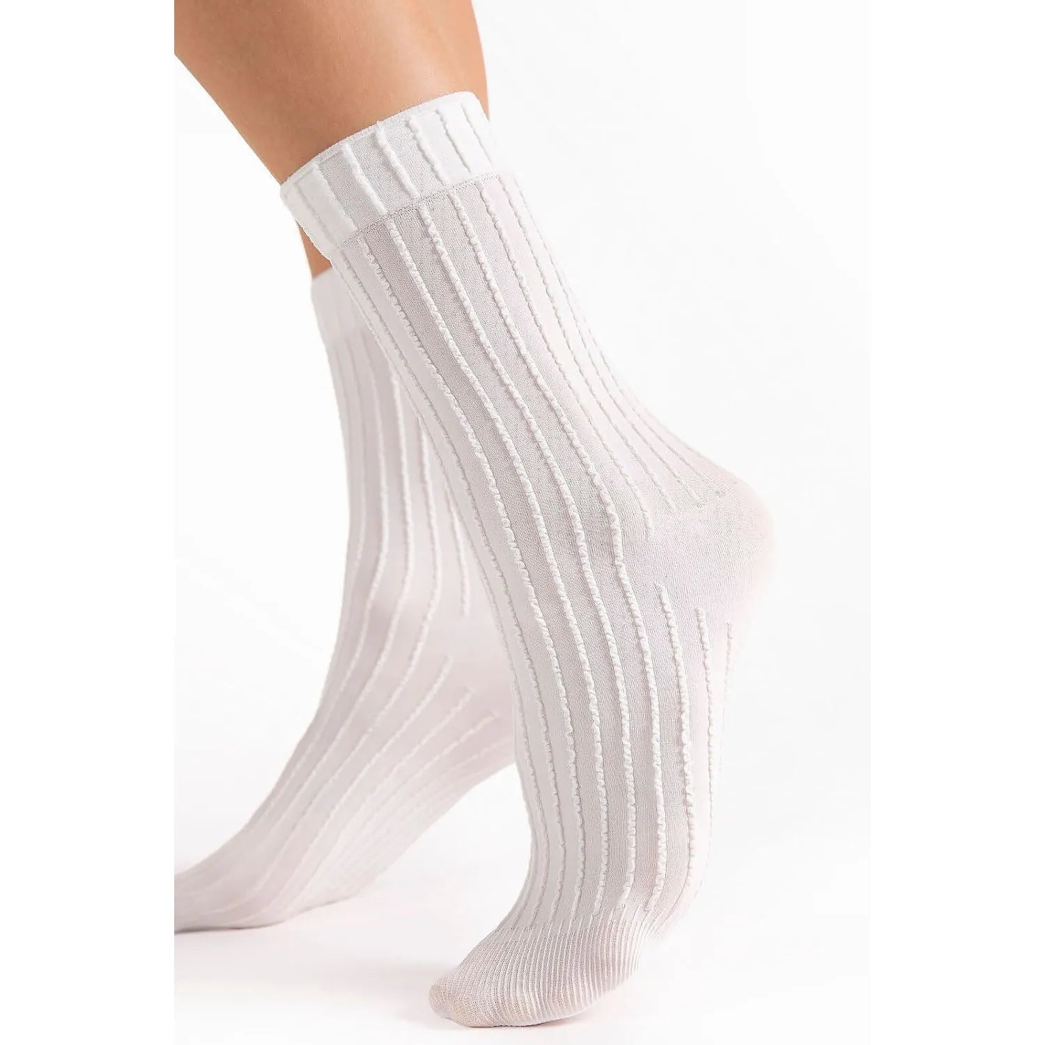Chaussettes blanches à rayures noires, modèle Basico Fiore, élégantes et polyvalentes pour tenues décontractées et chic.