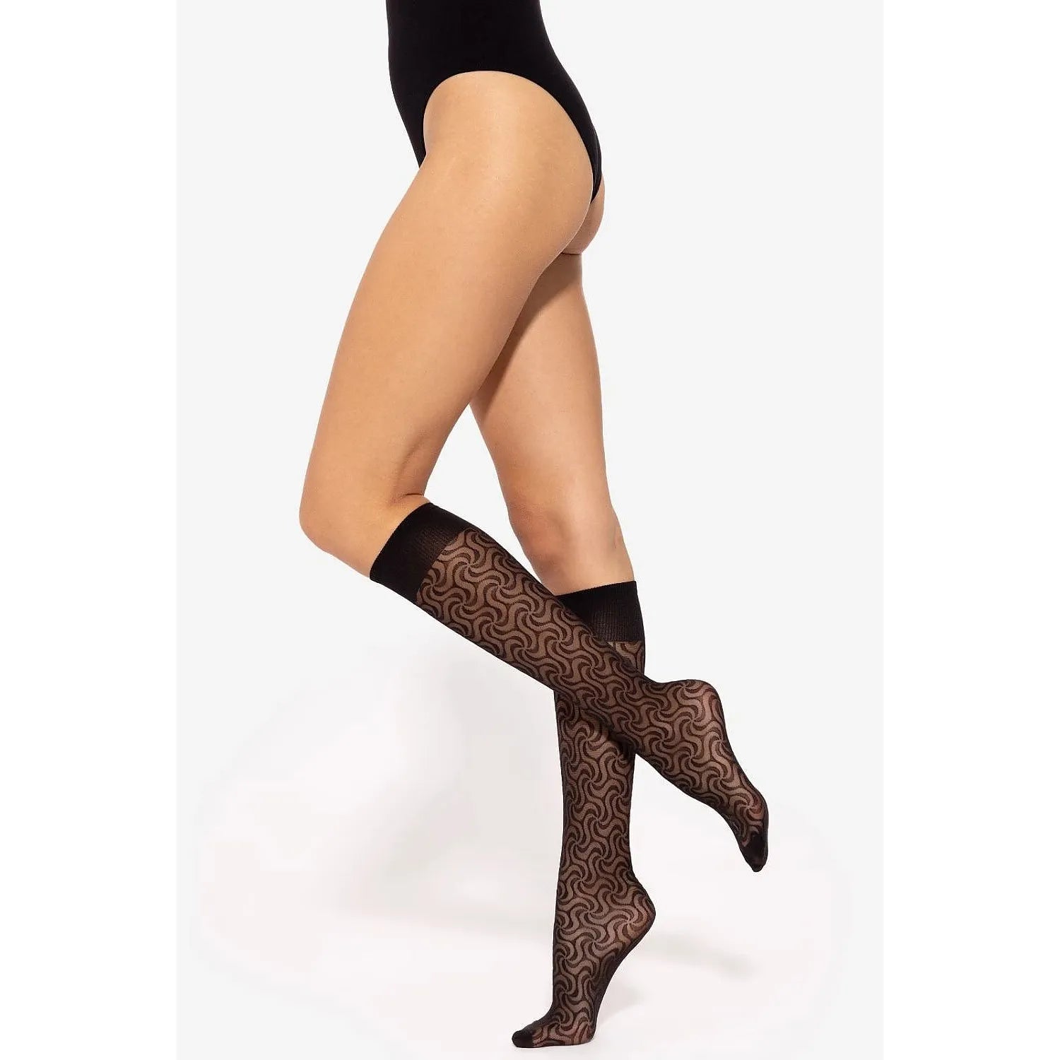 Chaussettes hautes noires Gatta 218775 avec motif ondulé, bord élastique, renforcées aux orteils pour style et confort.