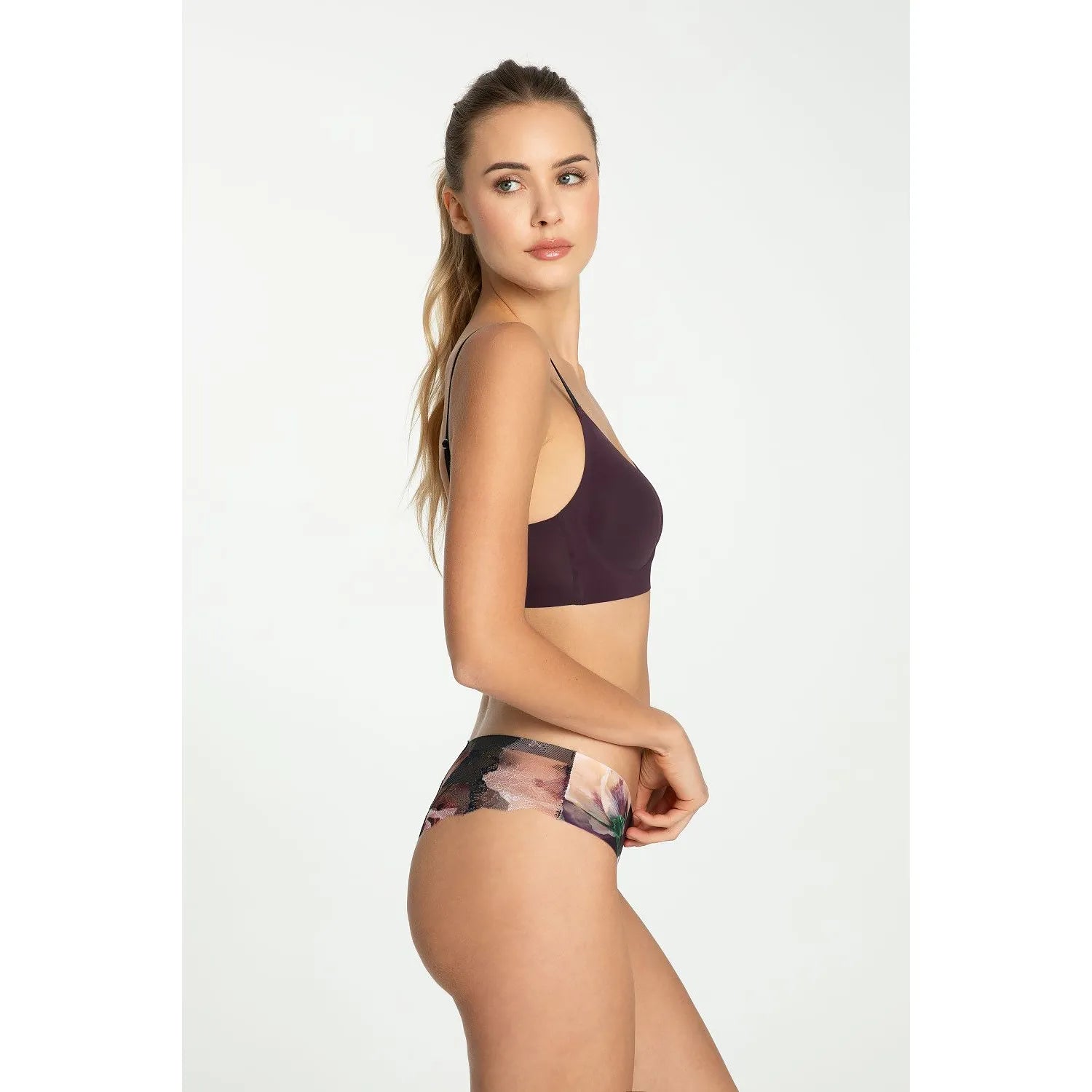 Culottes brésiliennes Julimex avec dentelle florale prune et rose, design aquarelle, ajustement moderne et élégant.