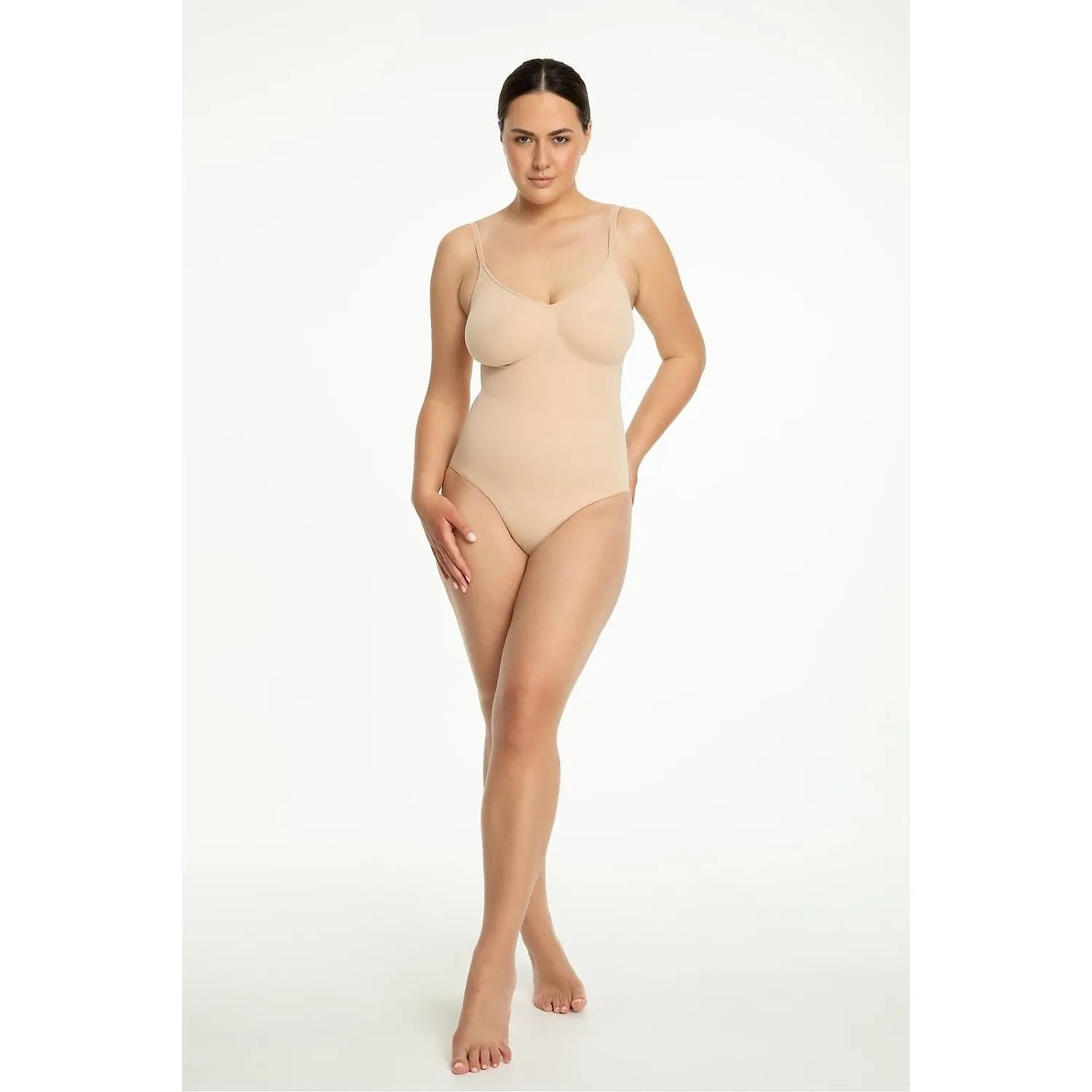 Body modelant beige Julimex 219149, sans couture, bretelles fines, soutien-gorge intégré, ajustement discret et confortable.