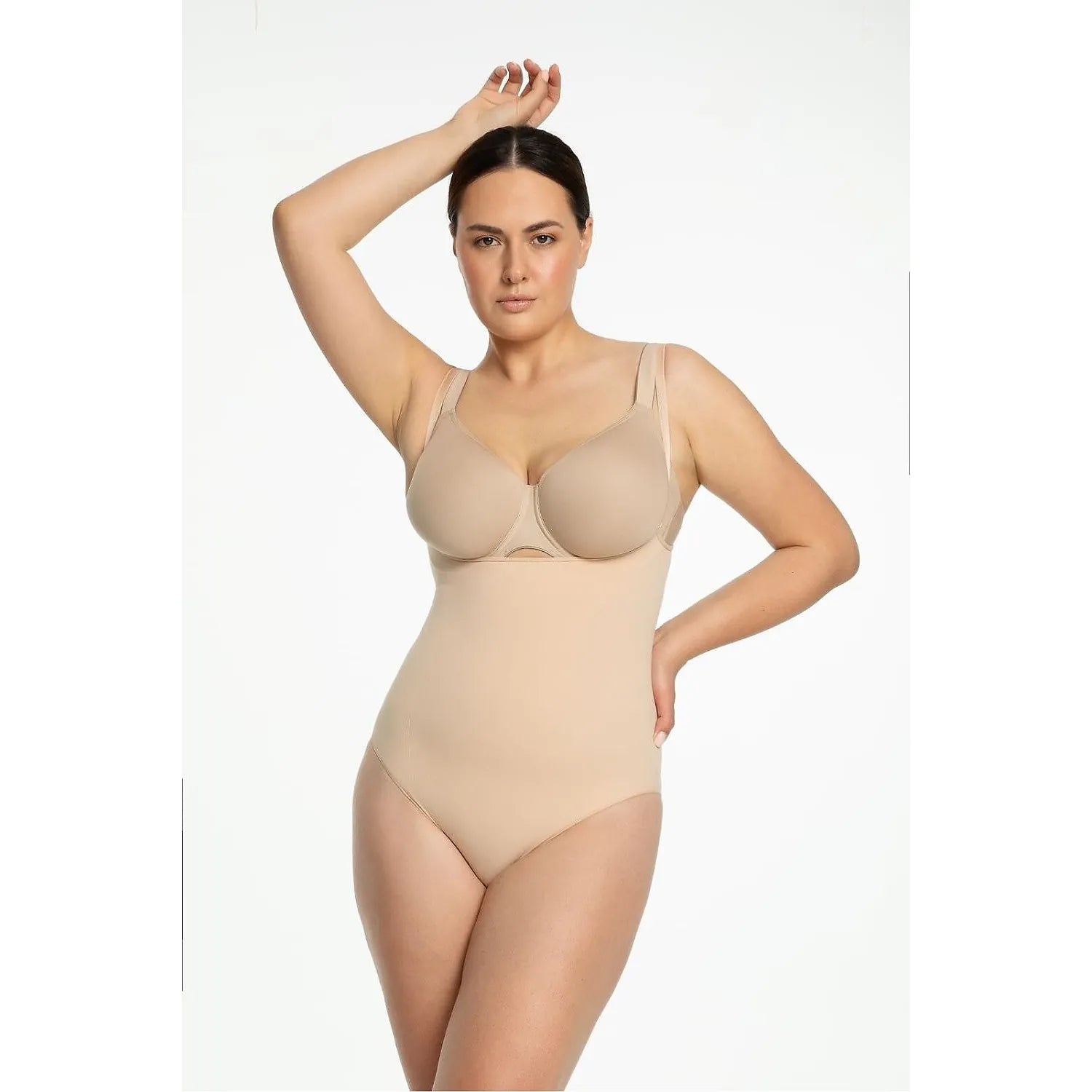 Body modelant beige Julimex 219150, design open bust, sans couture, panneau amincissant, porté par une femme.