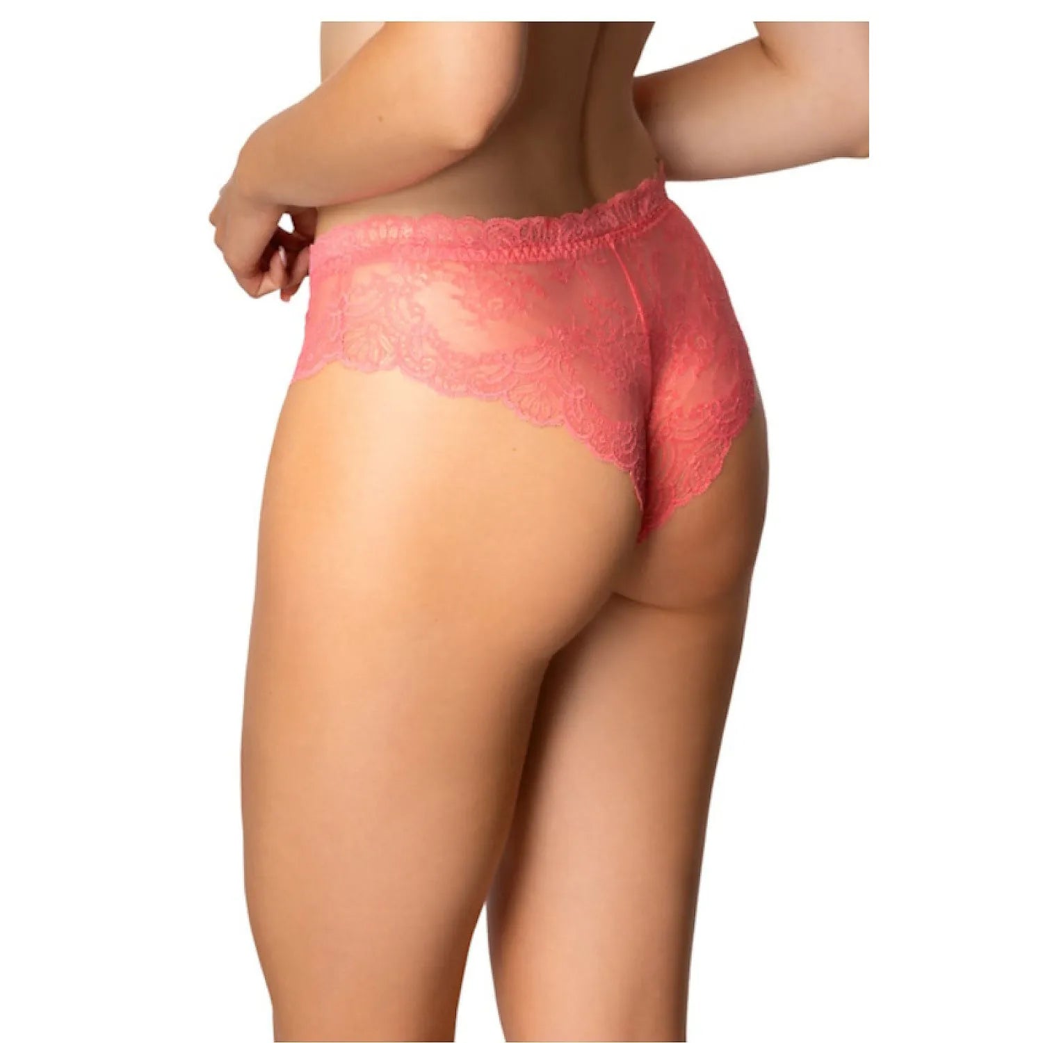 Culotte brésilienne rose en dentelle délicate, coupe sensuelle, dos légèrement relevé, motif subtil élégant.