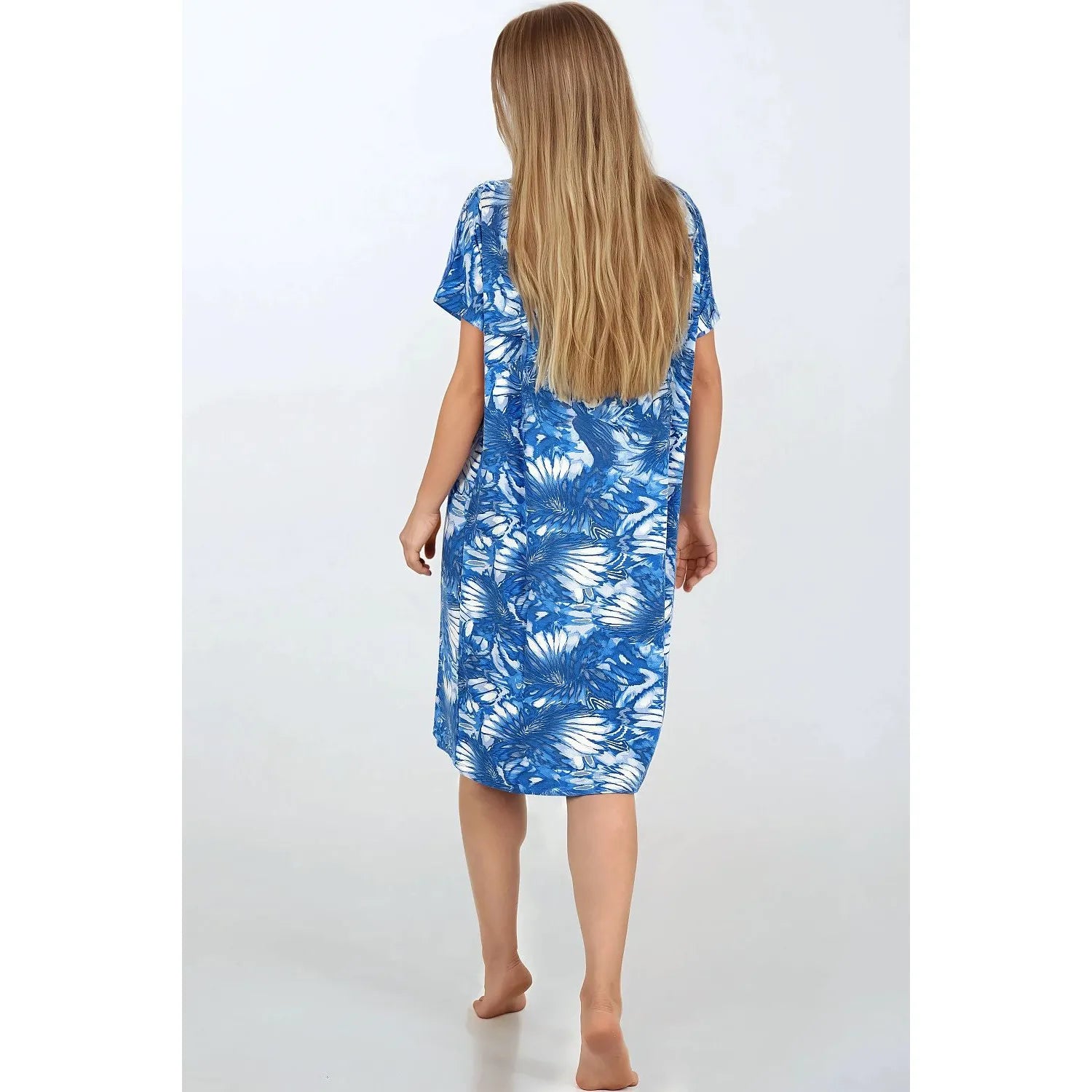 Chemise de nuit bleue à motifs floraux, coupe ample, décolleté semi-circulaire, tissu doux et respirant.
