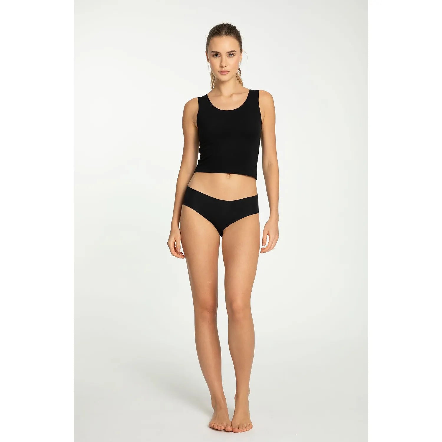 Culottes Julimex 220541 noires, taille basse, coupe ajustée, tissu doux et extensible, élégance et confort au quotidien.