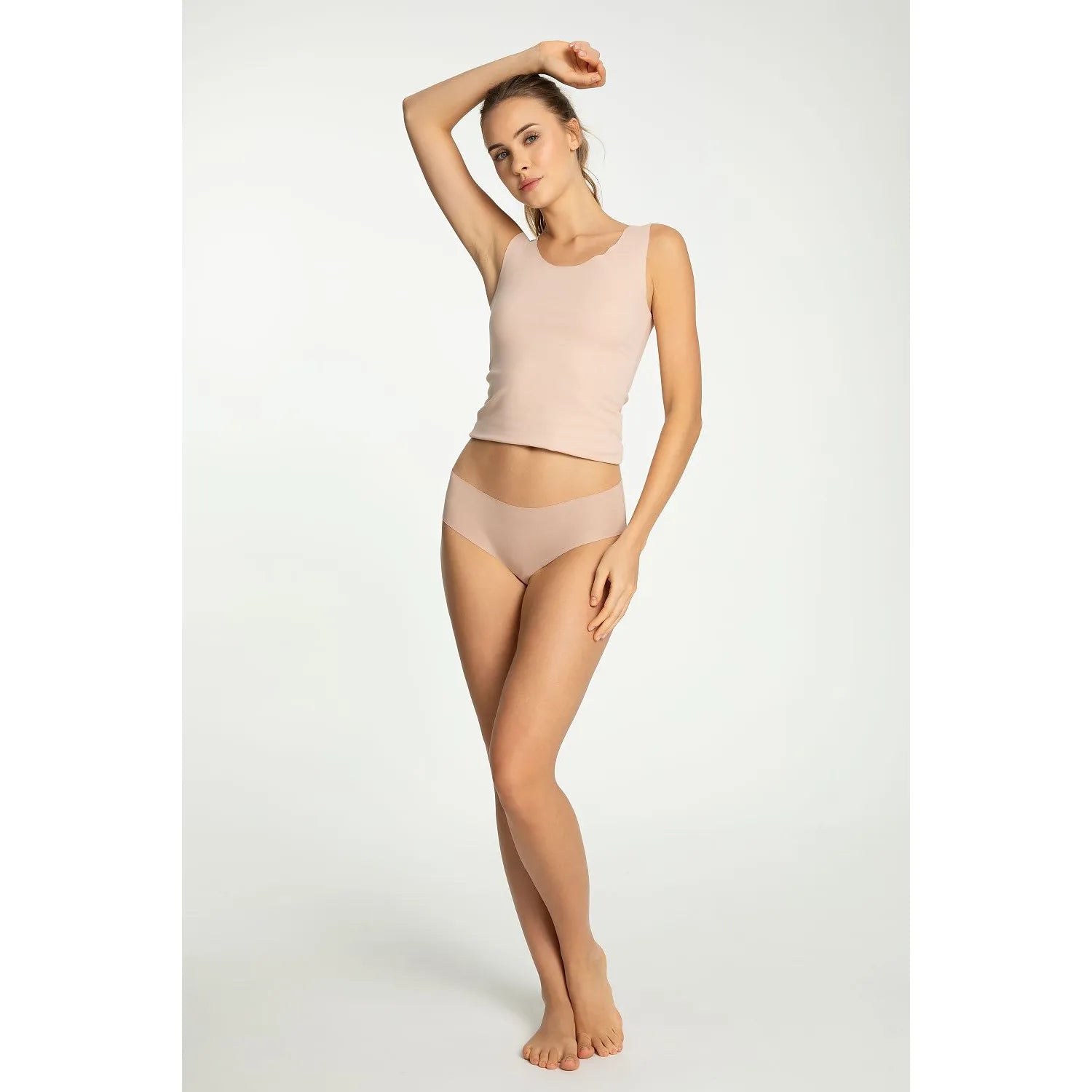 Culotte Julimex 220542, tissu lisse, découpe laser, confort optimal, invisible sous vêtements, ceinture élastique discrète.