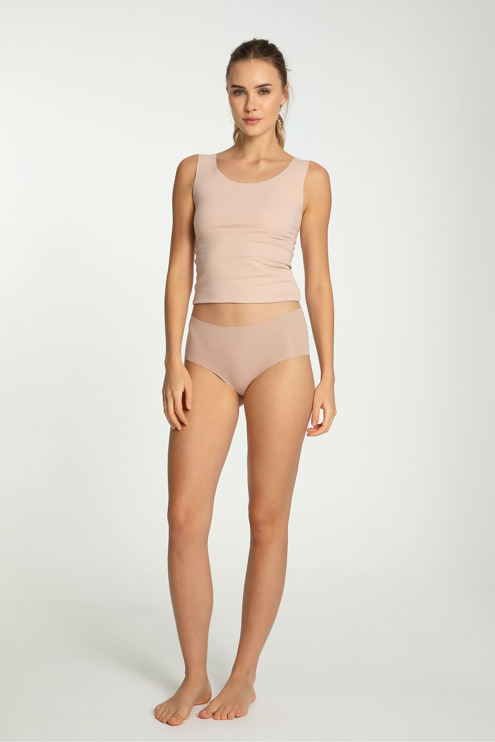 Culotte taille haute beige Julimex 220543, bords coupés laser, ajustement parfait, invisibilité sous vêtements.