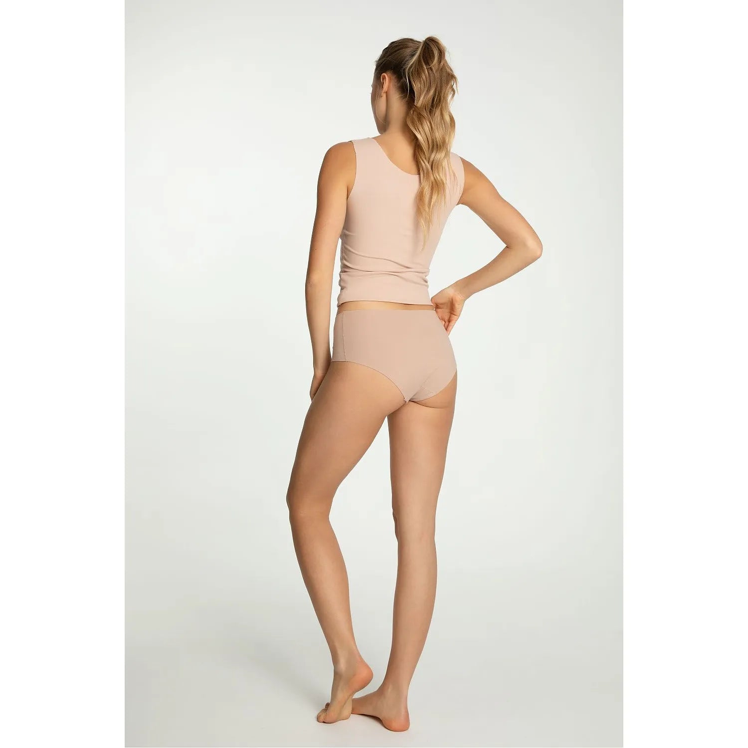 Culottes Julimex nude taille haute, coupe laser, confort invisible, doublure coton, lingerie femme élégante et discrète.