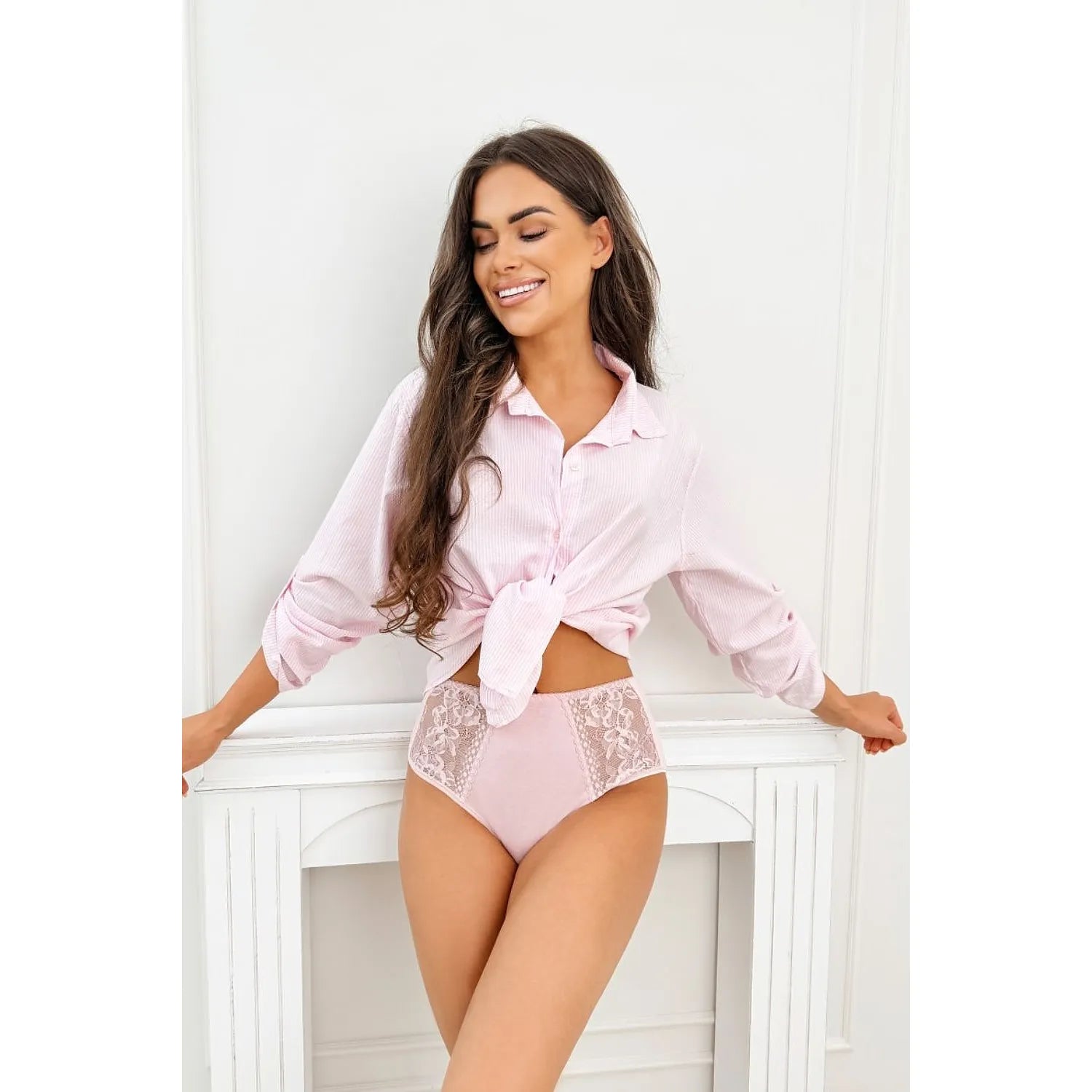 Culotte rose taille haute en viscose avec inserts dentelle, élégante et confortable, ajustement parfait silhouette féminine.