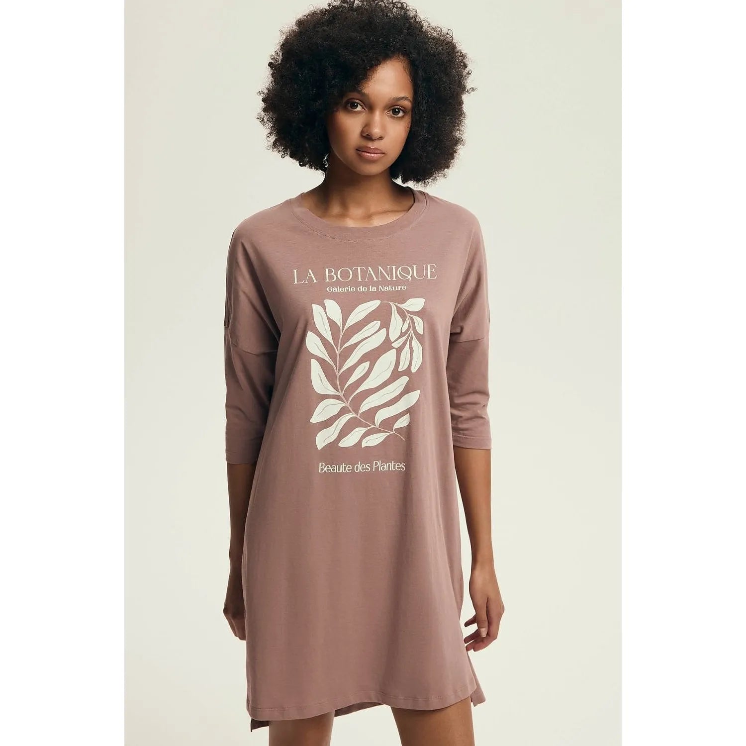 Chemise de nuit Henderson 220980 pour femme confortable en tissu doux respirant design élégant manches 3/4 fentes latérales