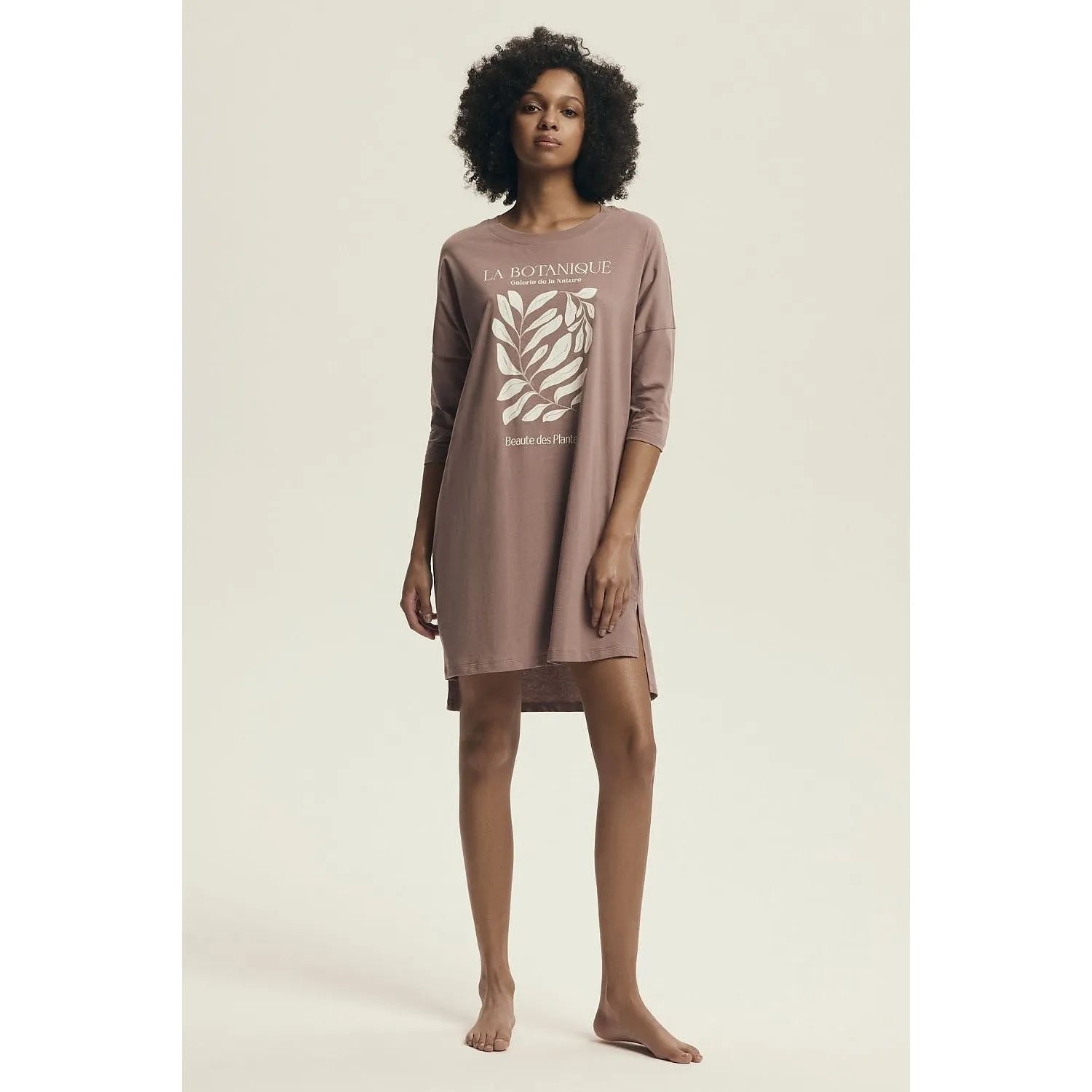 Chemise de nuit Henderson 220980 femme, manches 3/4, tissu doux rose, design élégant avec fentes latérales.