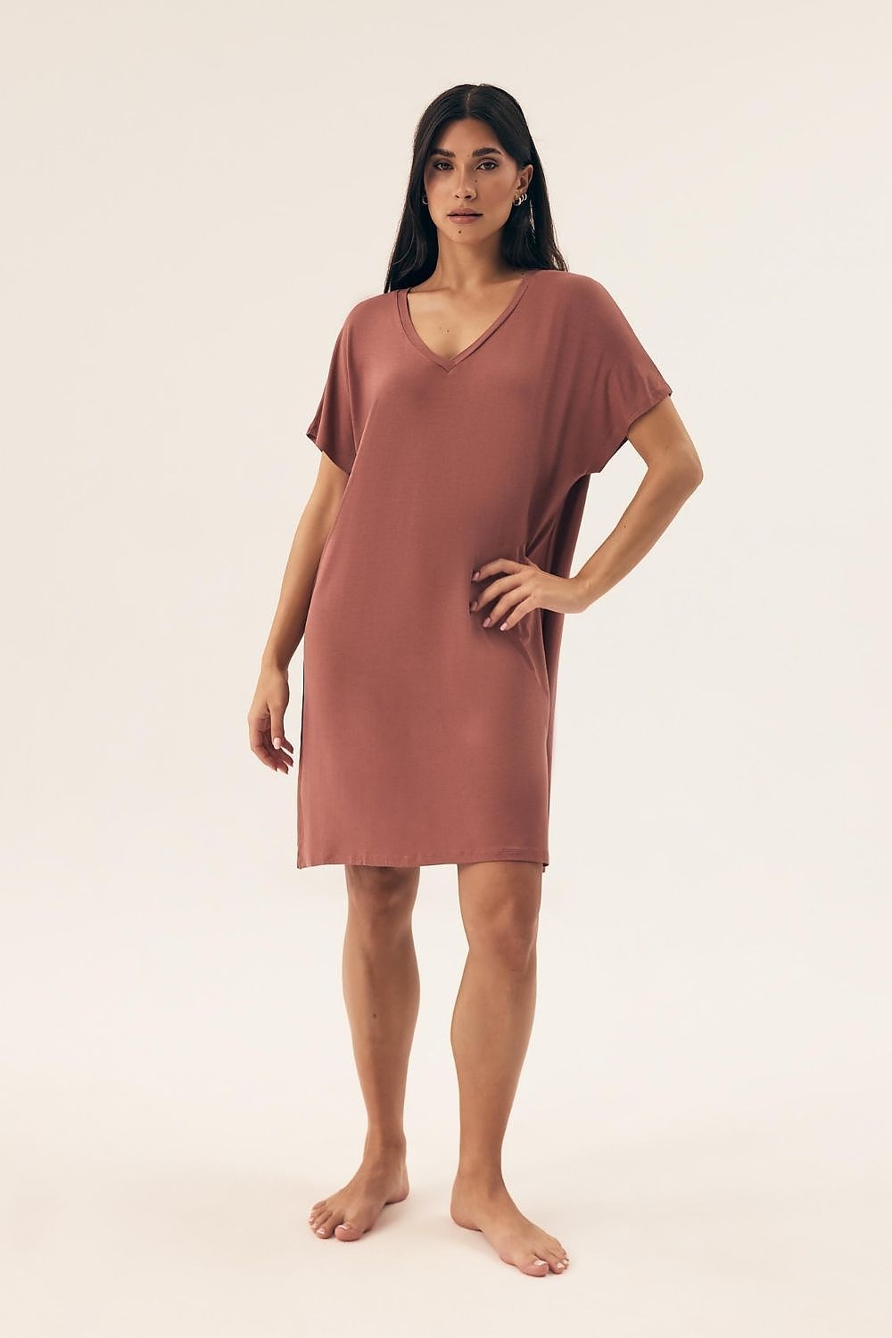 Chemise de nuit rose en viscose, coupe ample, manches courtes, décolleté en V, longueur genou, modèle Henderson 220981.