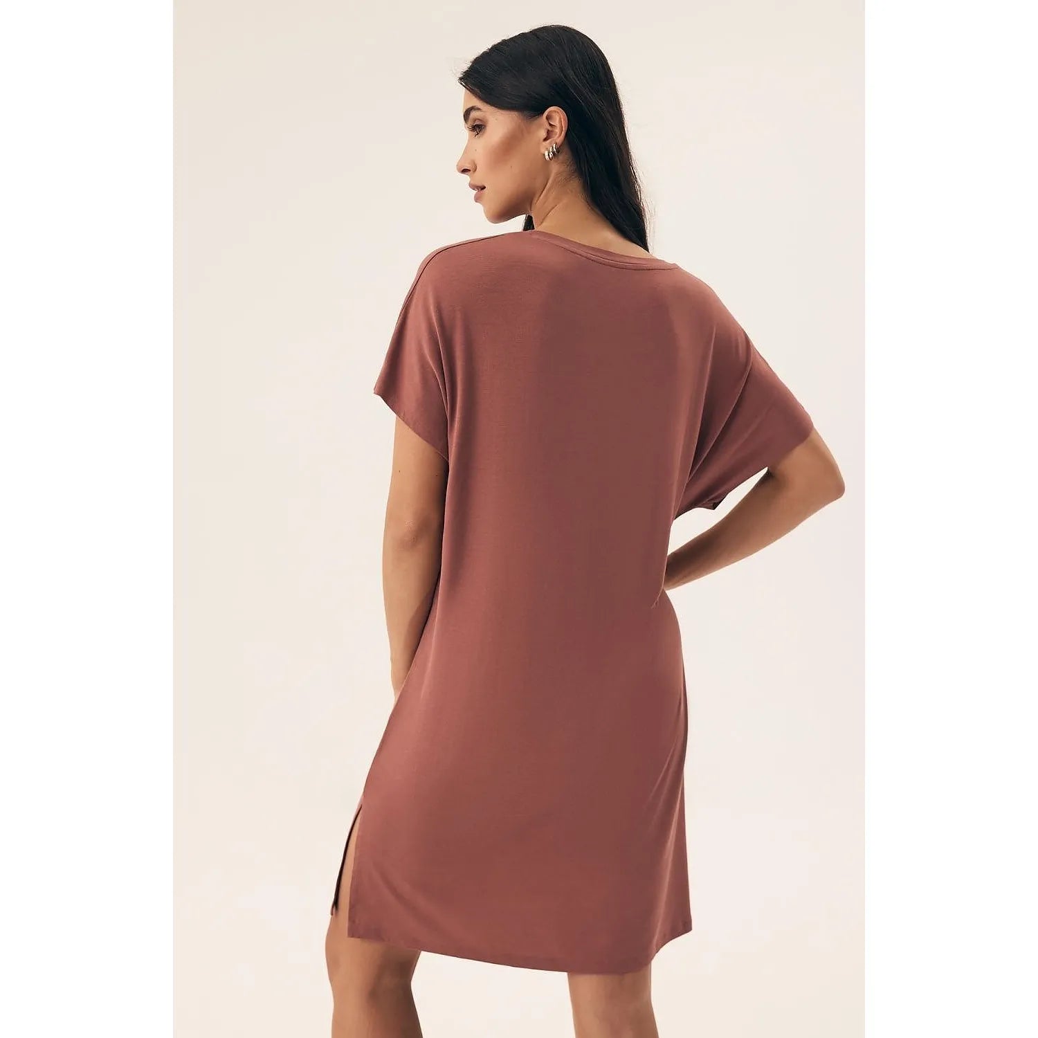 Chemise de nuit marron en viscose, manches courtes, col V, longueur genoux, élégante et confortable pour femme.