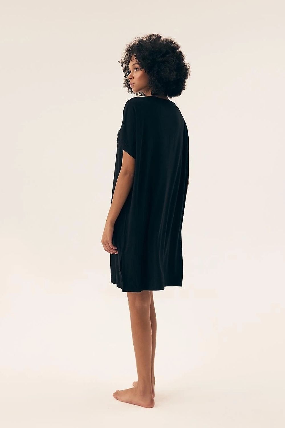 Chemise de nuit noire en viscose, coupe ample, manches courtes, décolleté en V, longueur genou, modèle Henderson 220982.