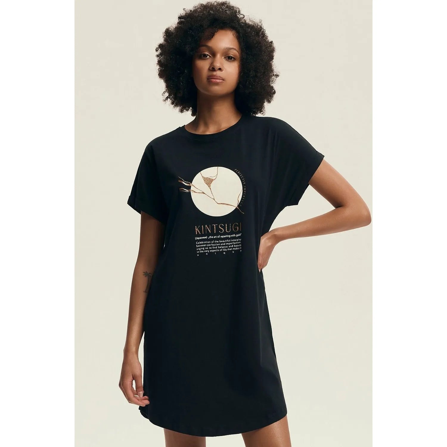 Chemise de nuit féminine confortable design Kintsugi imprimé graphique manches courtes nuit détente relaxation