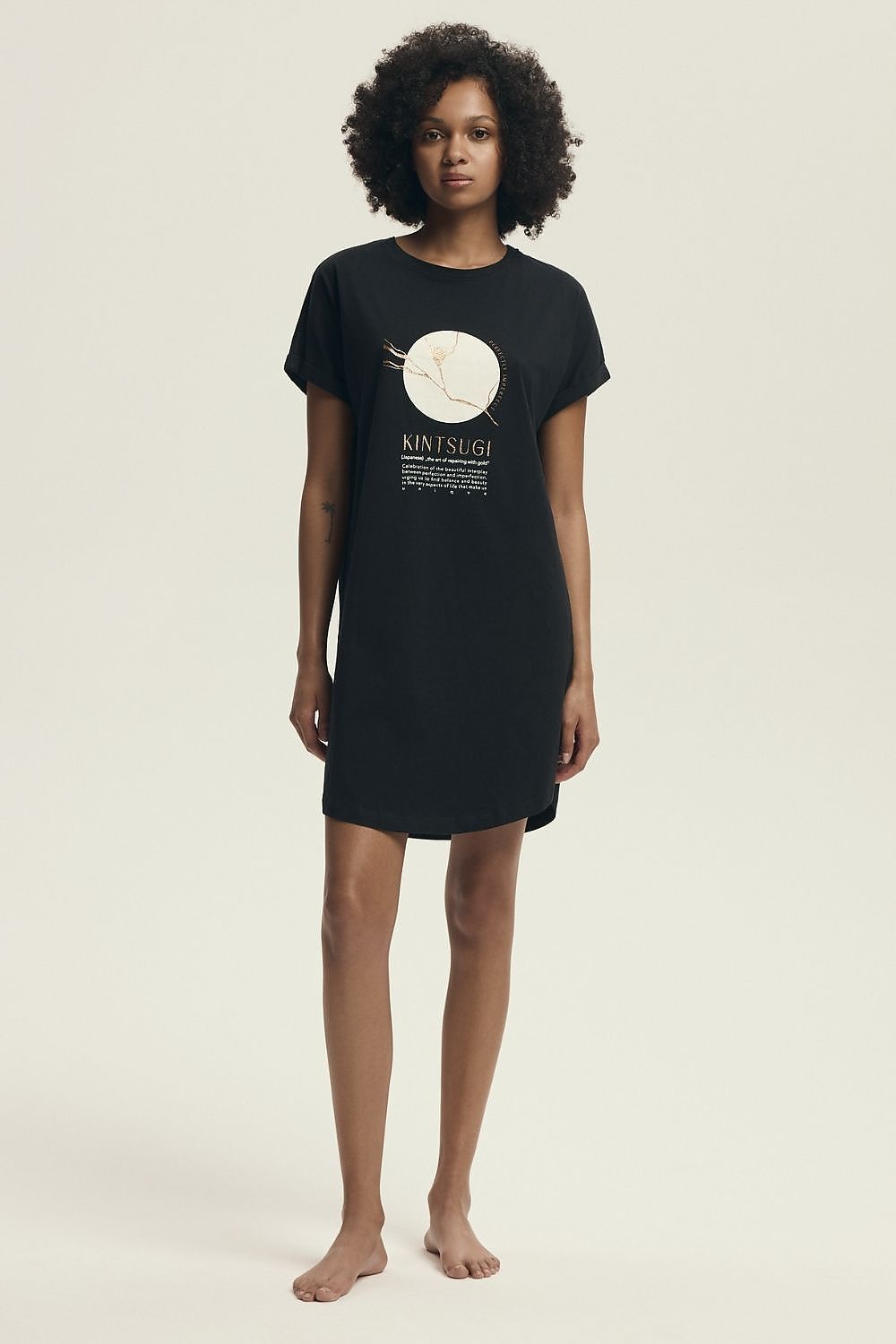 Chemise de nuit noire femme, manches courtes, décolleté U, impression décorative, ourlet semi-circulaire, longueur genou.