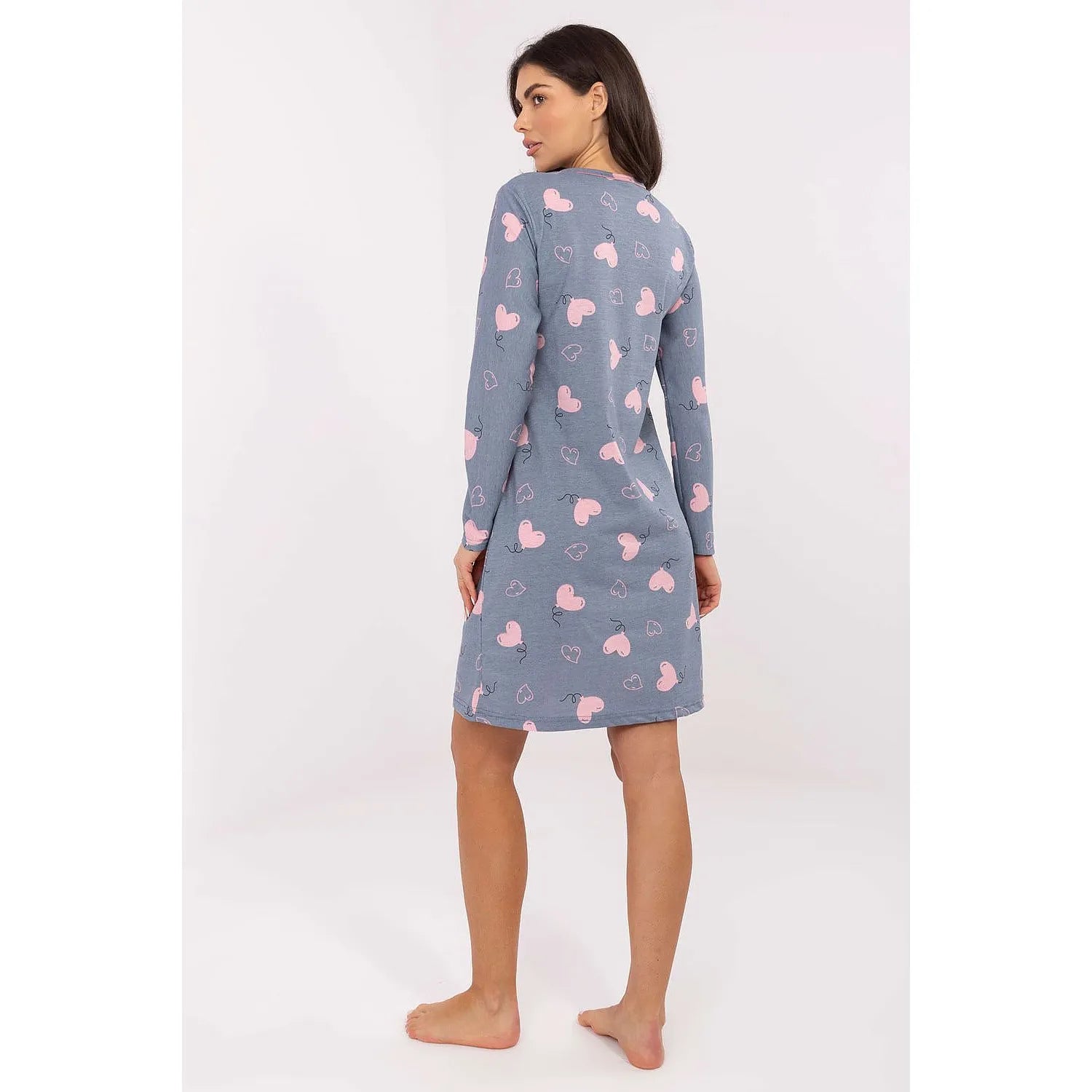 Chemise de nuit bleue à cœurs roses, manches longues, décolleté en V, boutons avant, coton confortable et respirant.