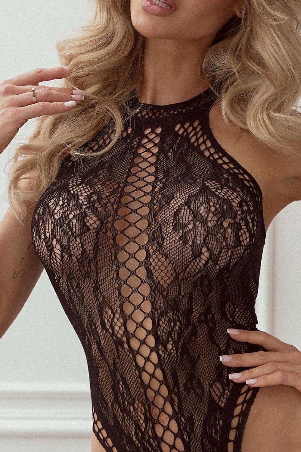 Body noir en dentelle ROMANTIC BLACK SIN, coupe raffinée, lacet séduisant, met en valeur la silhouette féminine.