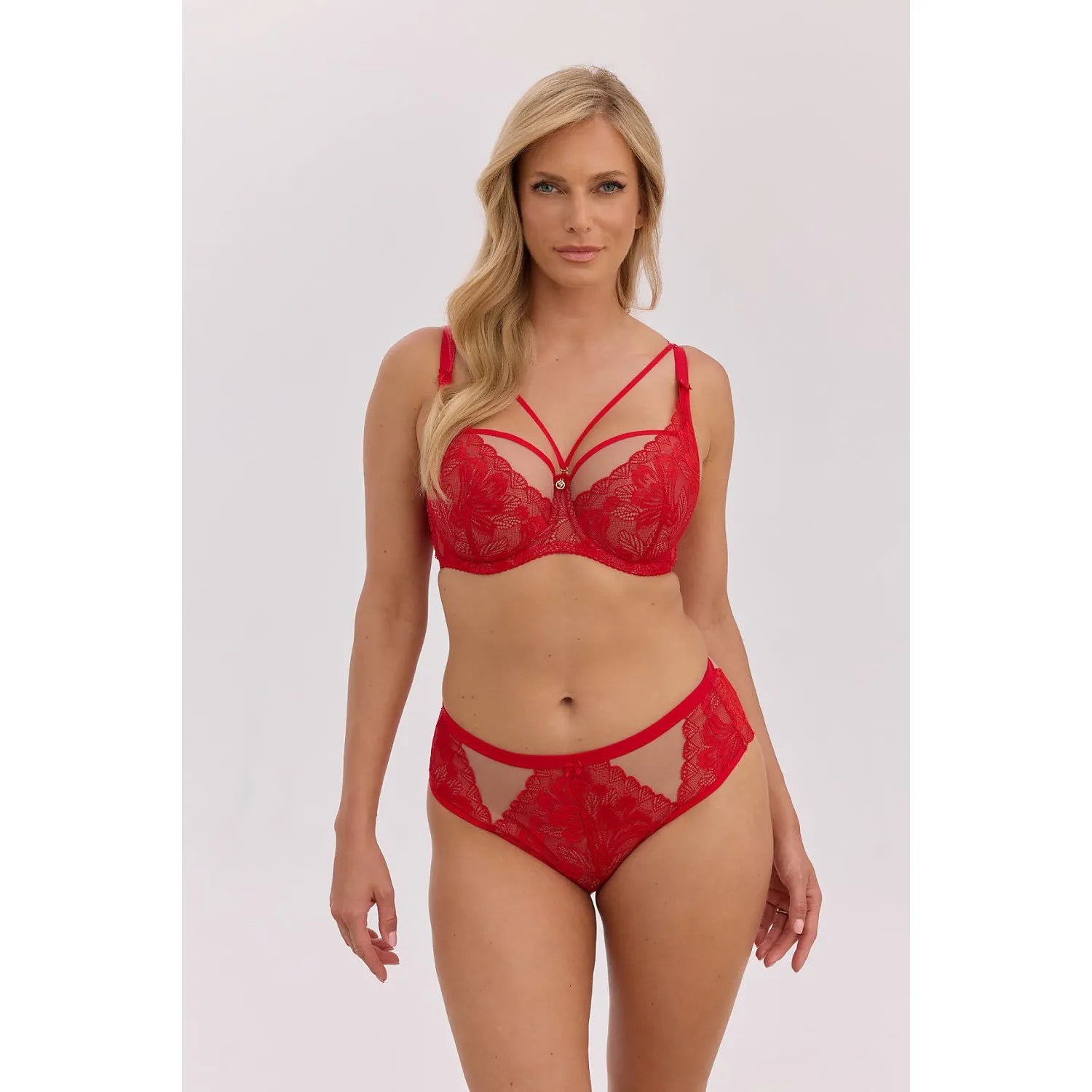 Culottes élégantes en tulle dentelle rouge, grande taille, avec détails sophistiqués, portées par un mannequin.