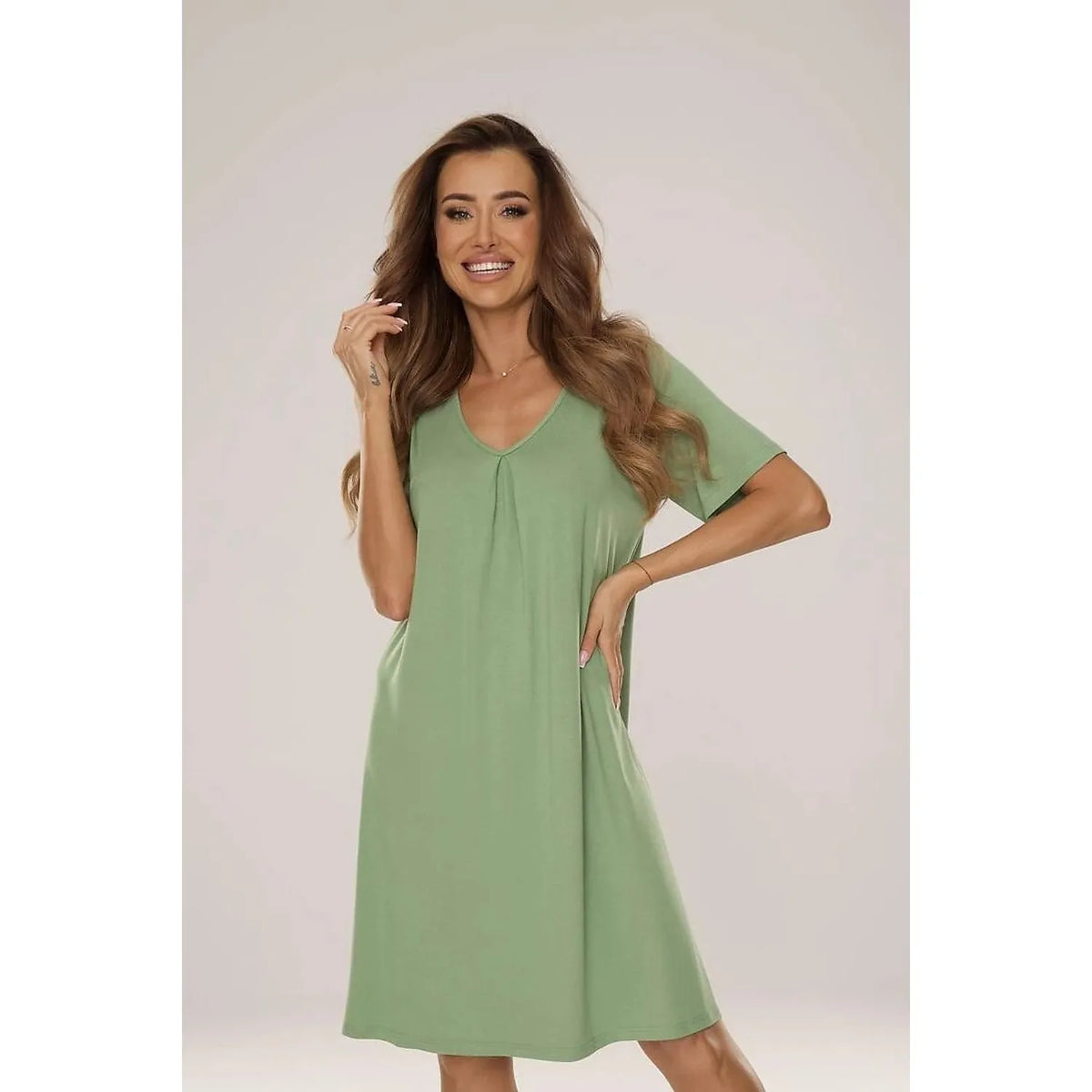 Chemise de nuit modèle 223020 De Lafense en sauge, manches courtes, décolleté en V, fronces légères, tissu doux et respirant