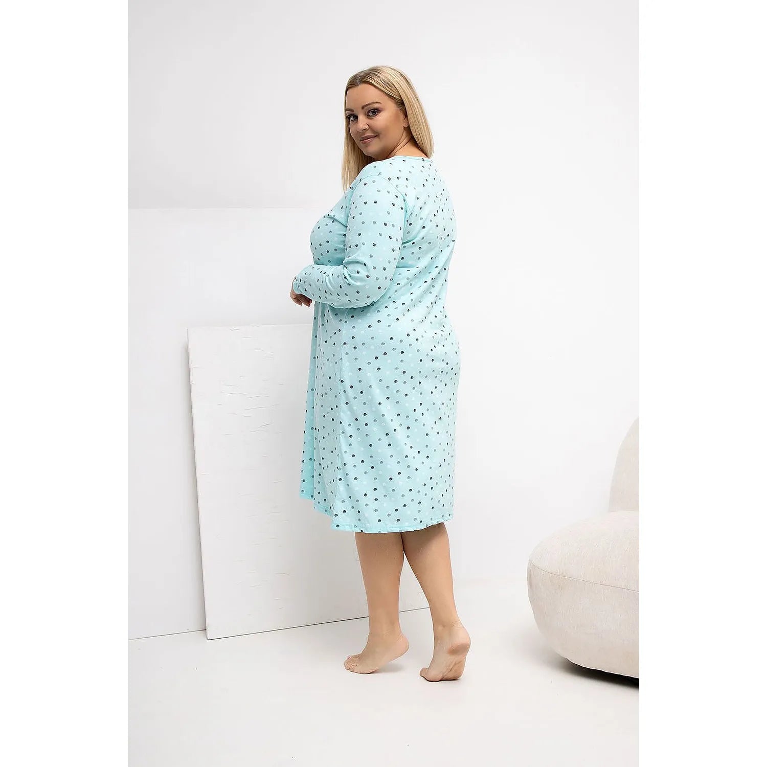 Chemise de nuit grande taille à pois bleue en coton, manches longues, élégante, féminine, confort et style.