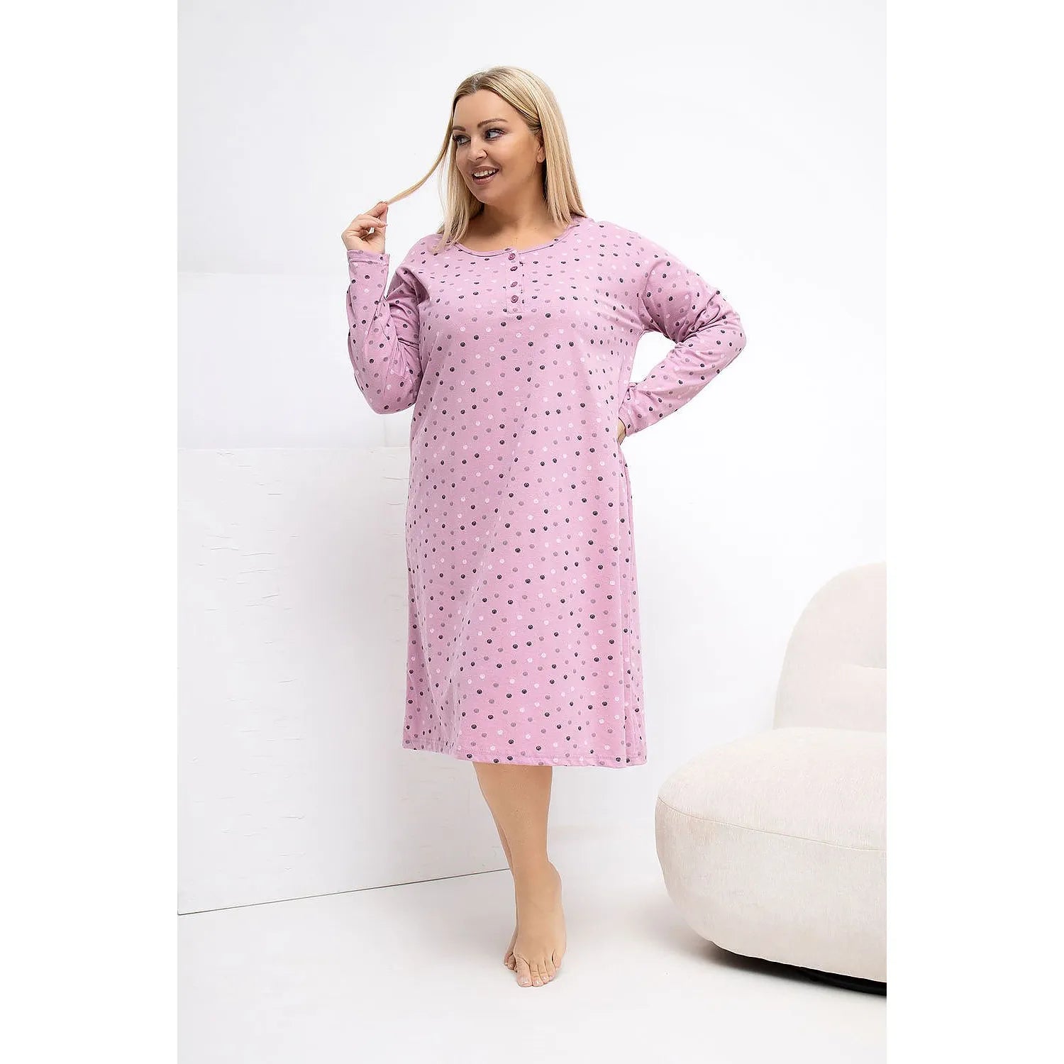 Chemise de nuit rose à pois, manches longues, grande taille, coton doux, élégante et confortable pour nuits cocooning.